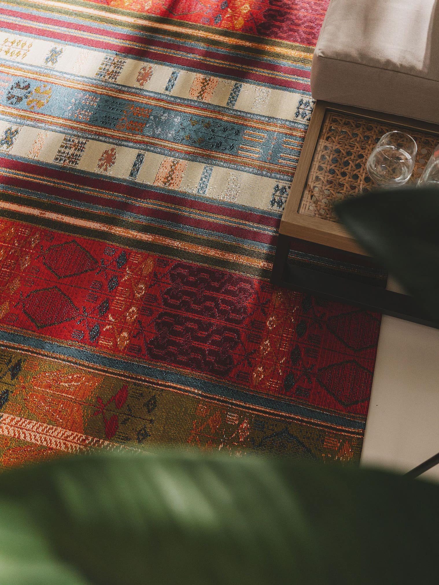 Teppich aus 76% Polypropylen, 23% Polyester, 1% Latex in Multicolor mit bis 5 mm hohem Flor von benuta Nest