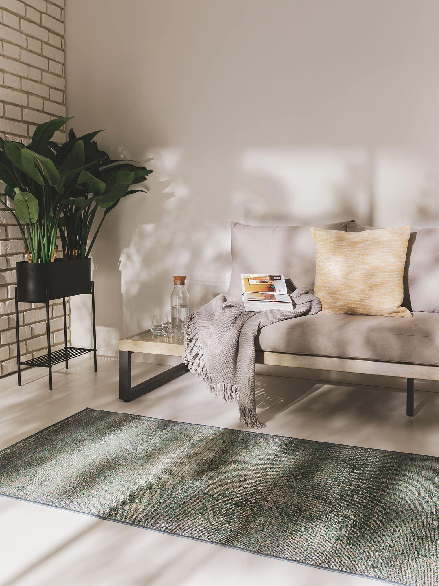 Tapis en 76% Polypropylène, 23% Polyester, 1% Latex en Vert avec une pile de 1- 5 mm de hauteur de benuta Nest