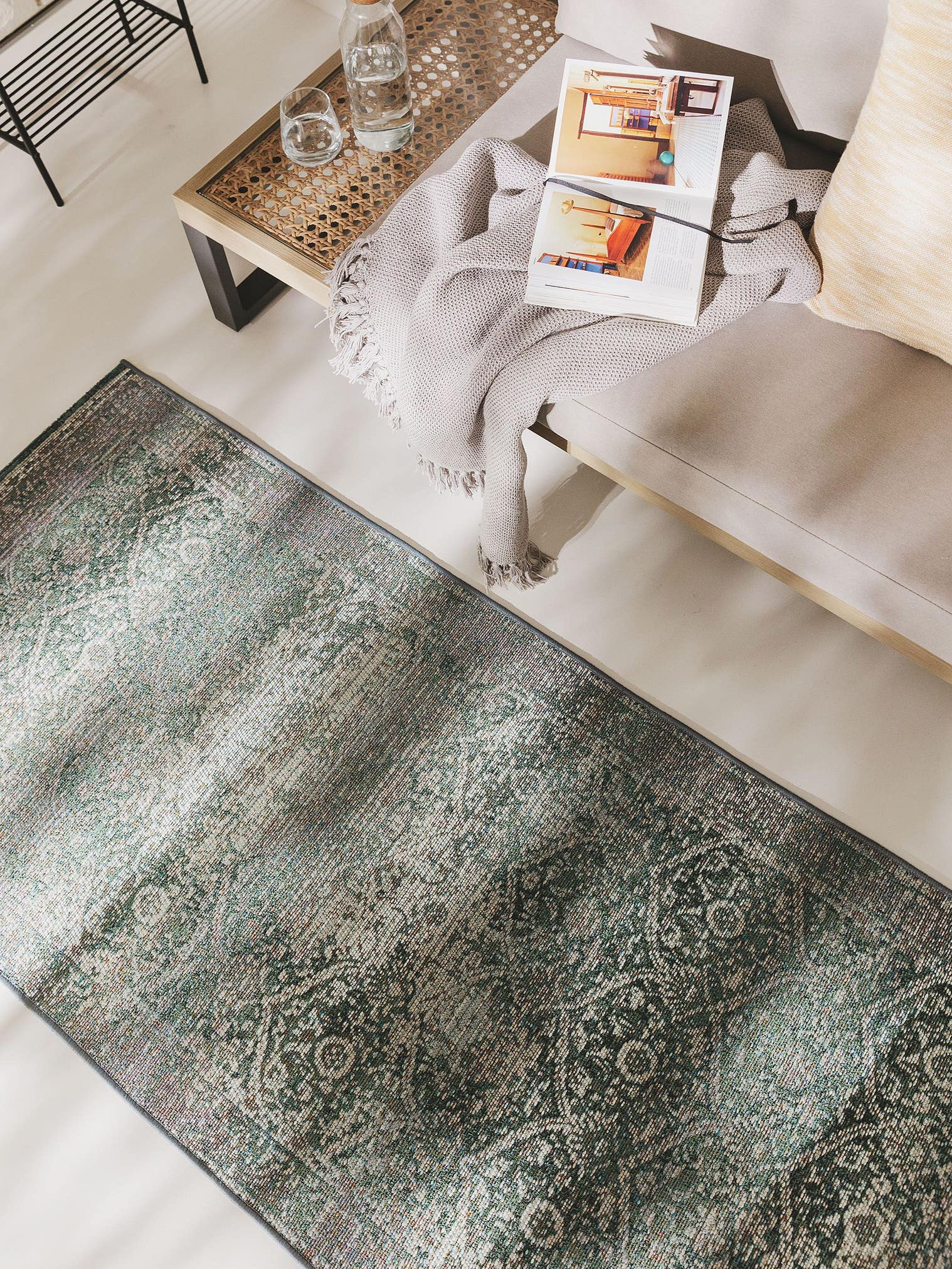 Tapis en 76% Polypropylène, 23% Polyester, 1% Latex en Vert avec une pile de 1- 5 mm de hauteur de benuta Nest