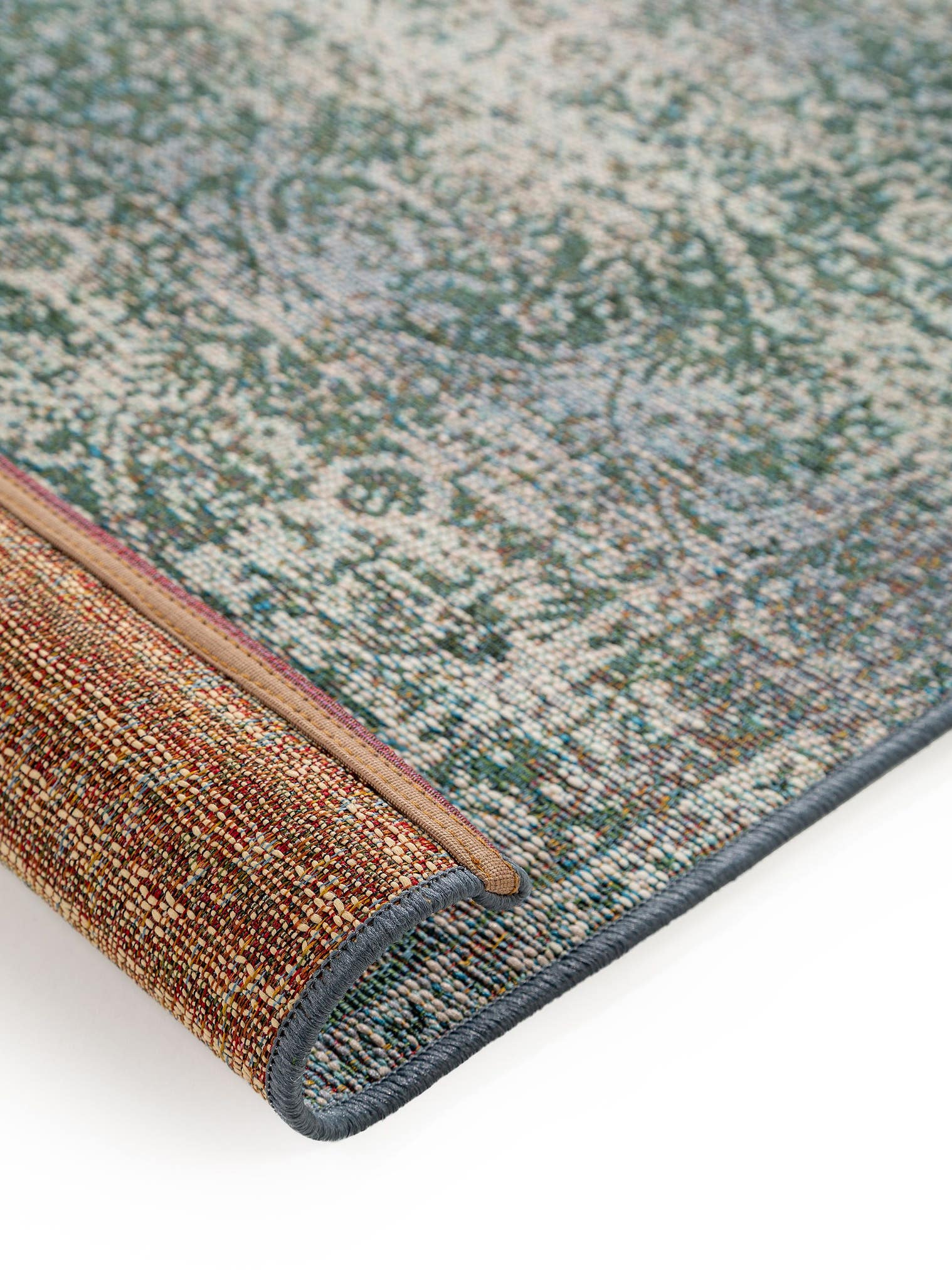 Tapis en 76% Polypropylène, 23% Polyester, 1% Latex en Vert avec une pile de 1- 5 mm de hauteur de benuta Nest