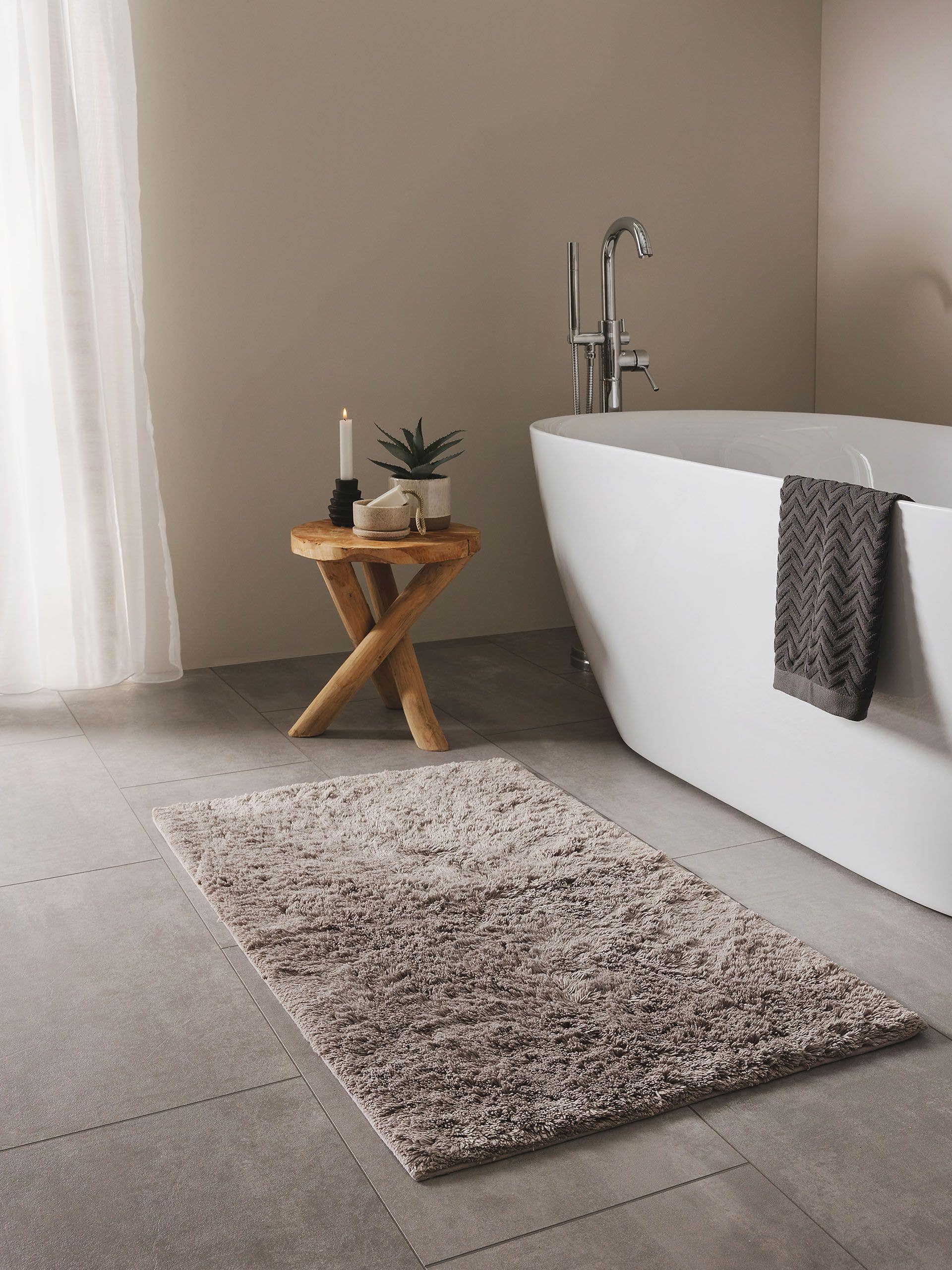 Matta av 50% Viskos (Bambu Silk), 50% Bomull i Beige med 11 - 20 mm hög lugg från benuta Nest