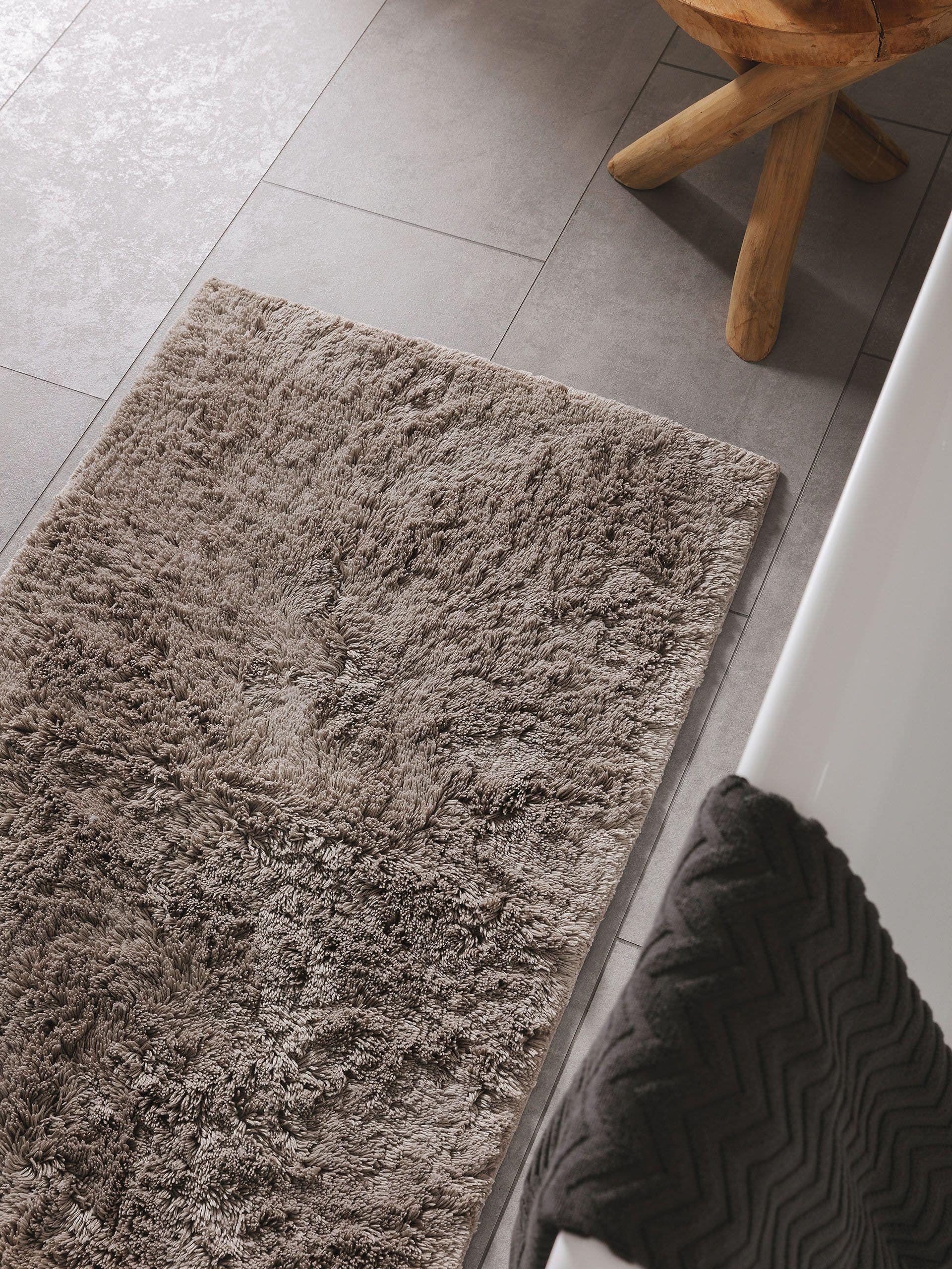Matta av 50% Viskos (Bambu Silk), 50% Bomull i Beige med 11 - 20 mm hög lugg från benuta Nest