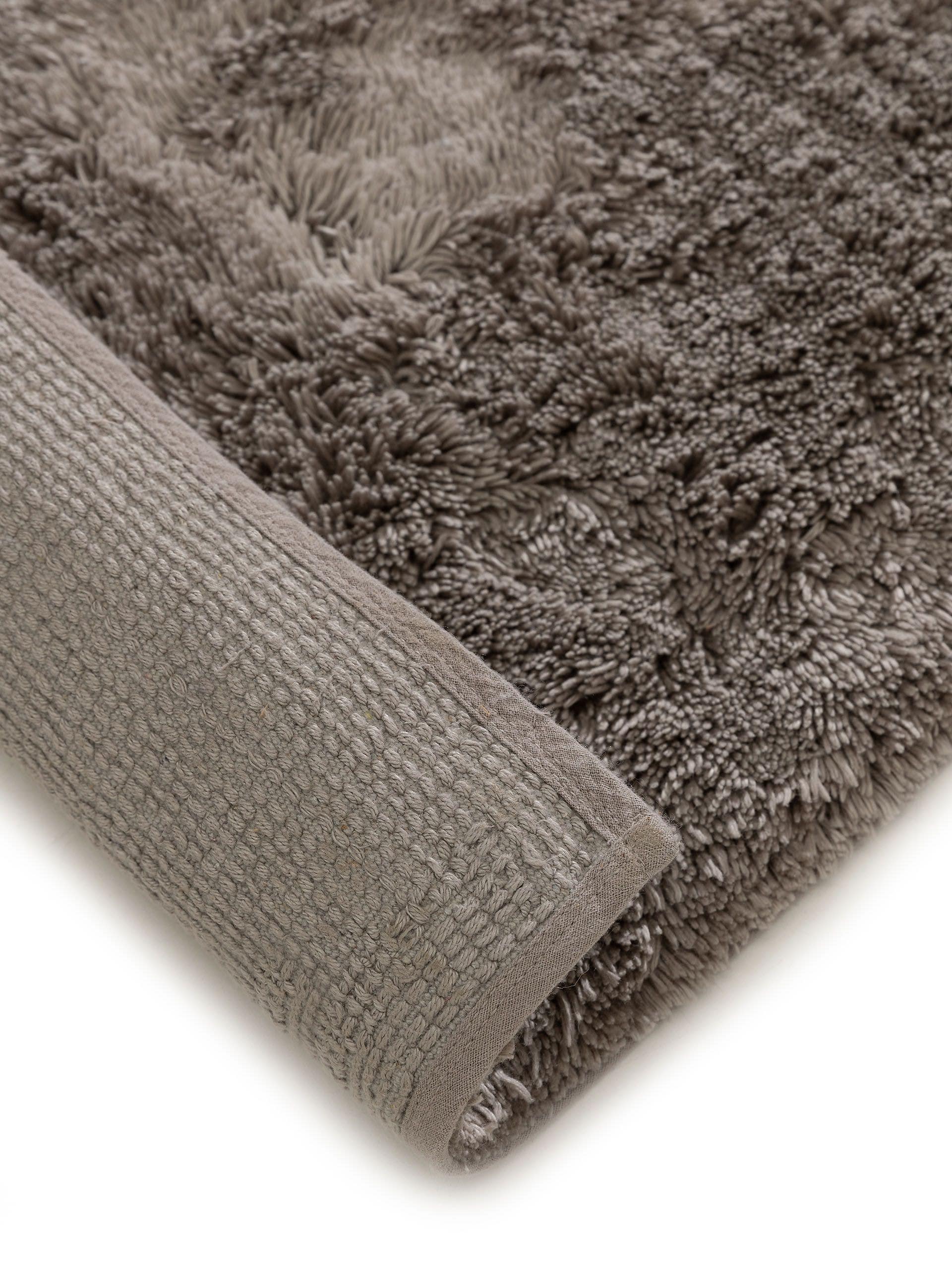 Matta av 50% Viskos (Bambu Silk), 50% Bomull i Beige med 11 - 20 mm hög lugg från benuta Nest