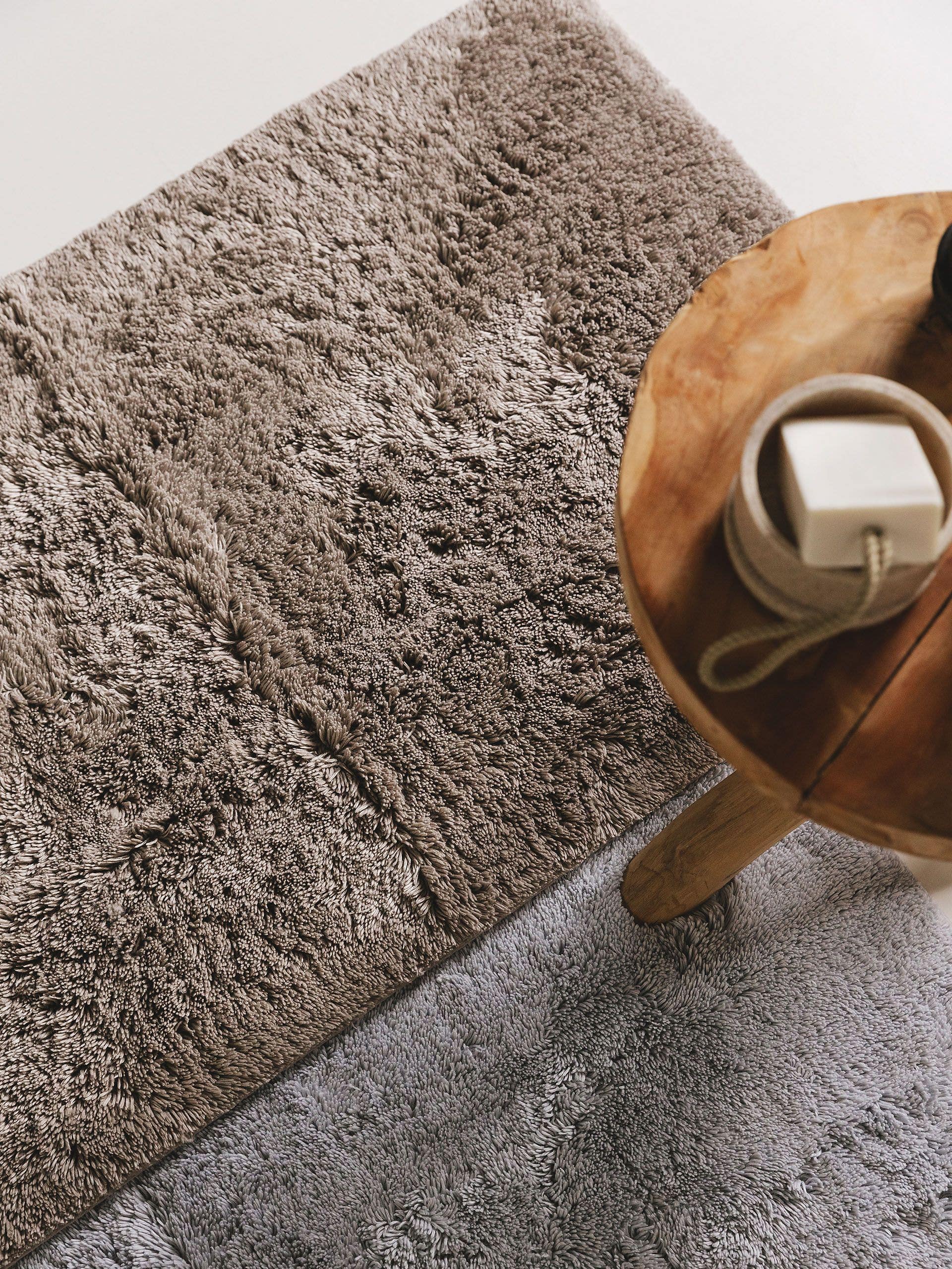 Matta av 50% Viskos (Bambu Silk), 50% Bomull i Beige med 11 - 20 mm hög lugg från benuta Nest