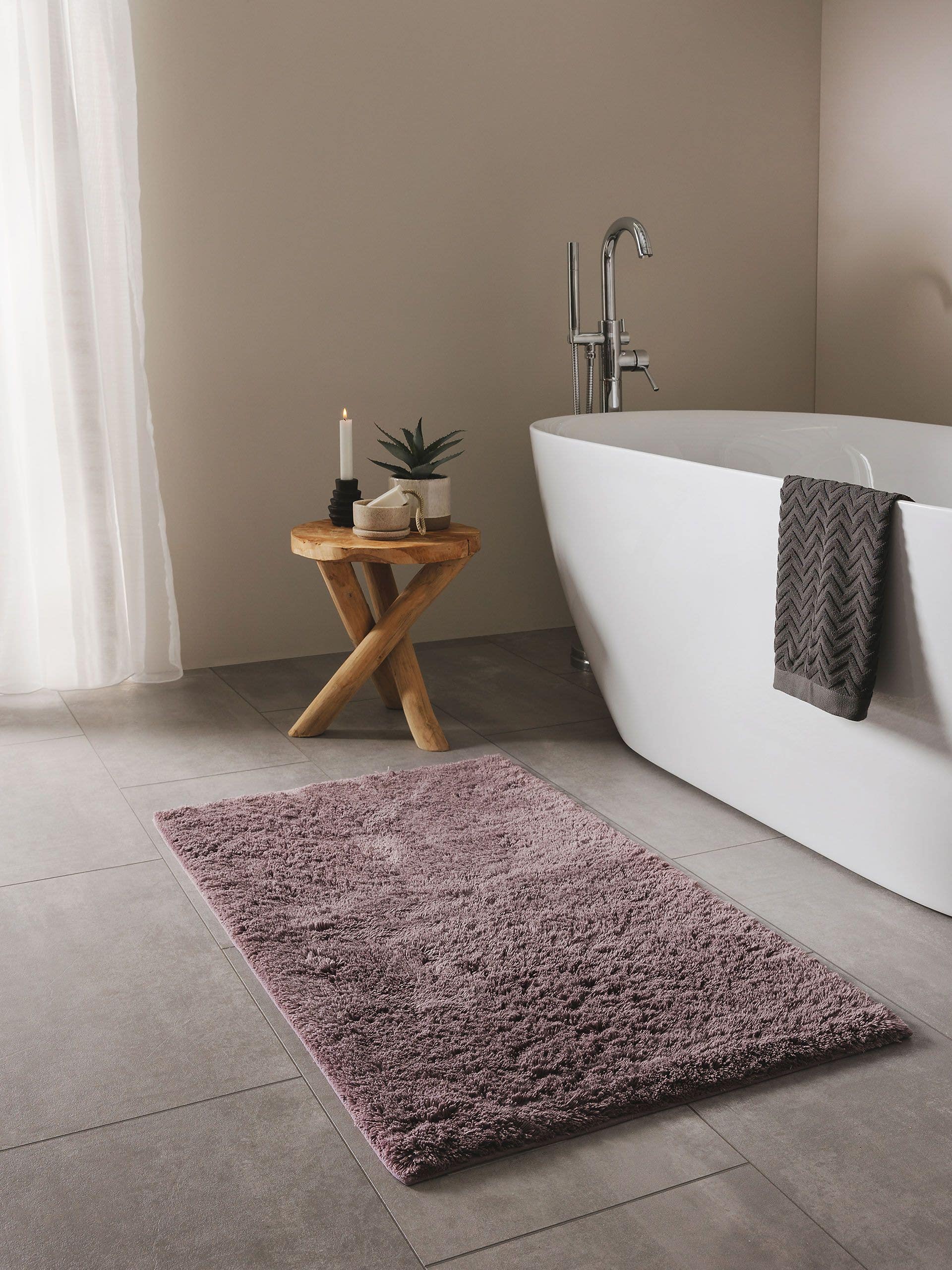 Matta av 50% Viskos (Bambu Silk), 50% Bomull i Lila med 11 - 20 mm hög lugg från benuta Nest