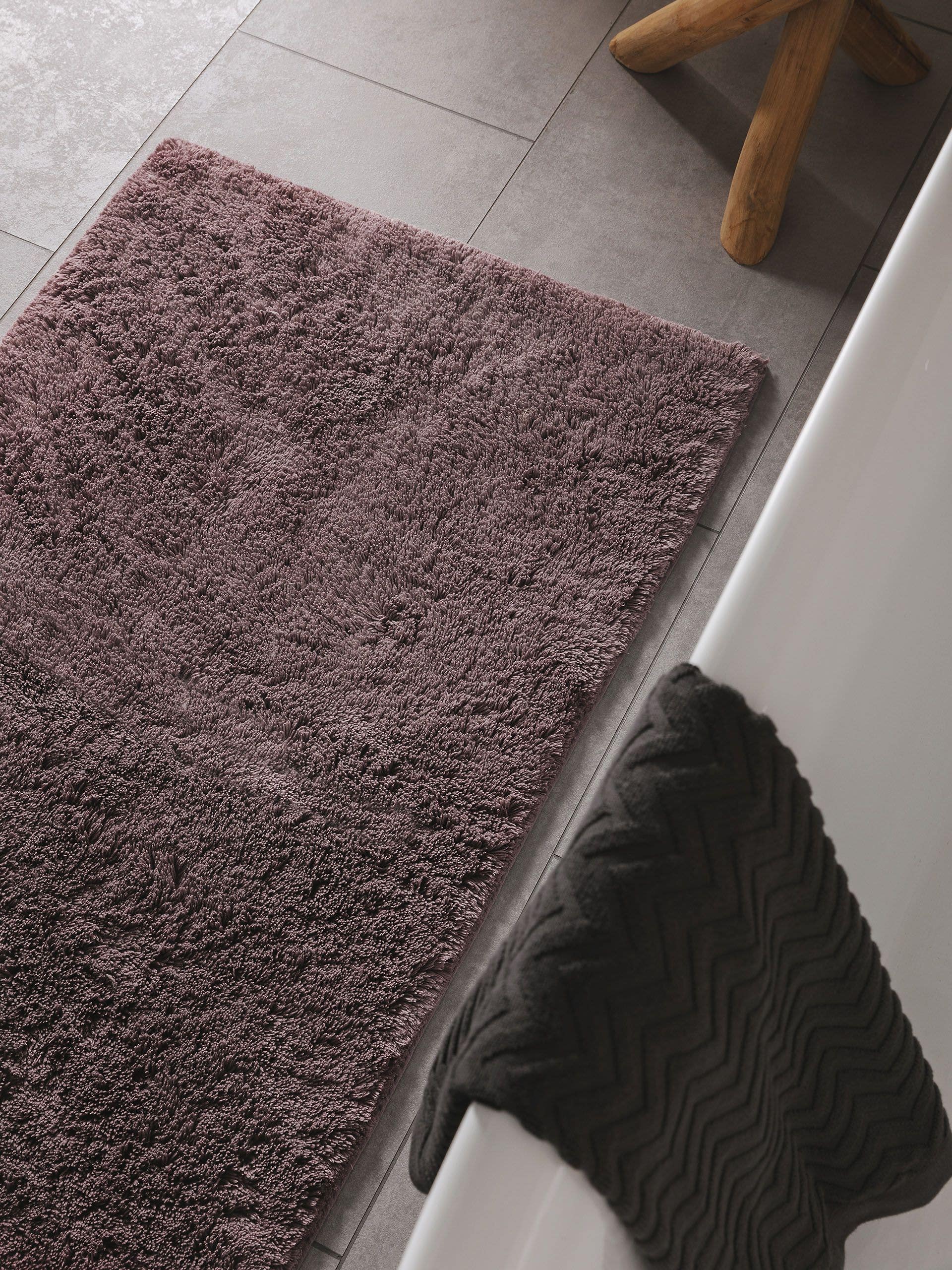 Matta av 50% Viskos (Bambu Silk), 50% Bomull i Lila med 11 - 20 mm hög lugg från benuta Nest