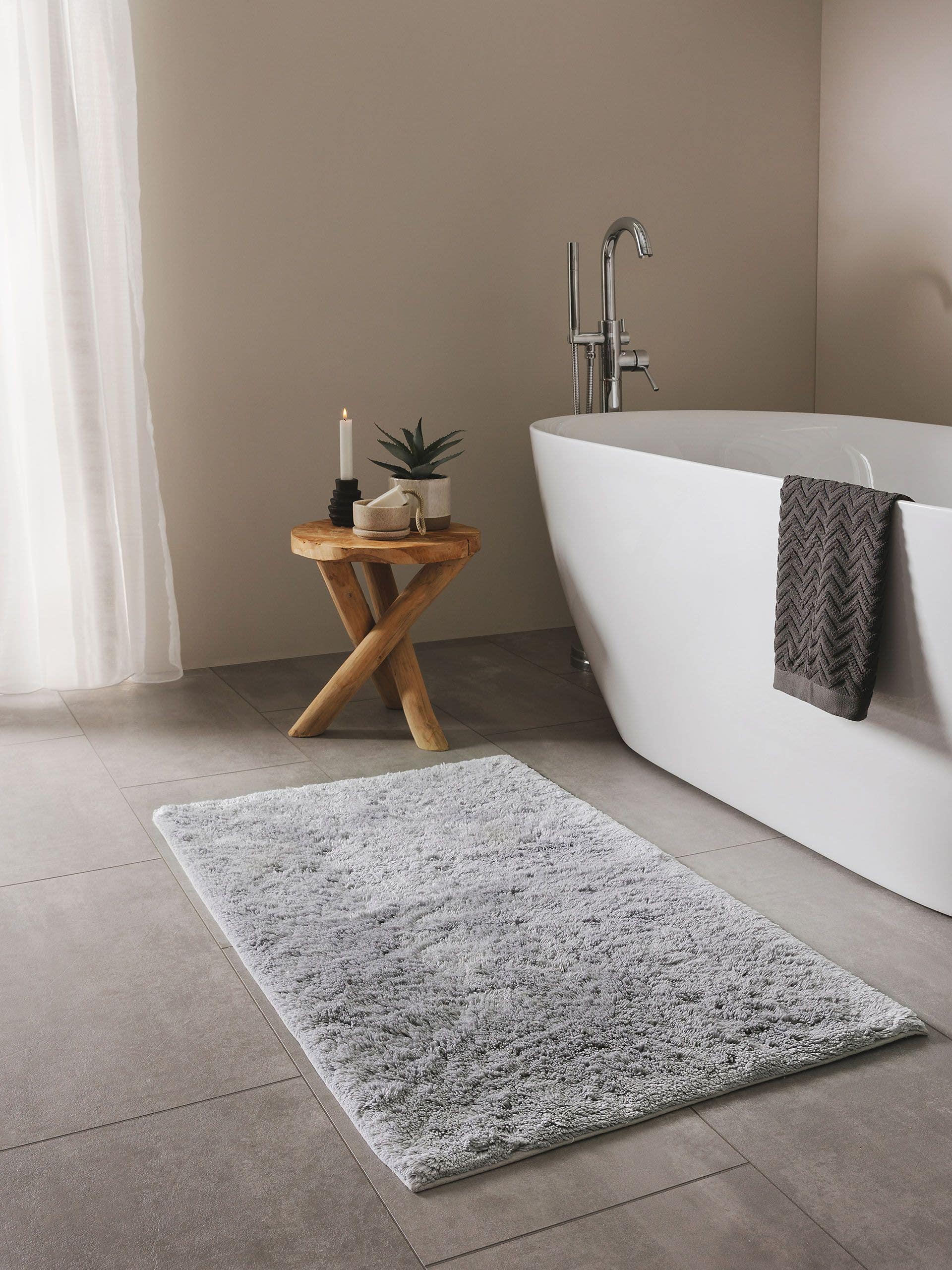 Matta av 50% Viskos (Bambu Silk), 50% Bomull i Blå med 11 - 20 mm hög lugg från benuta Nest