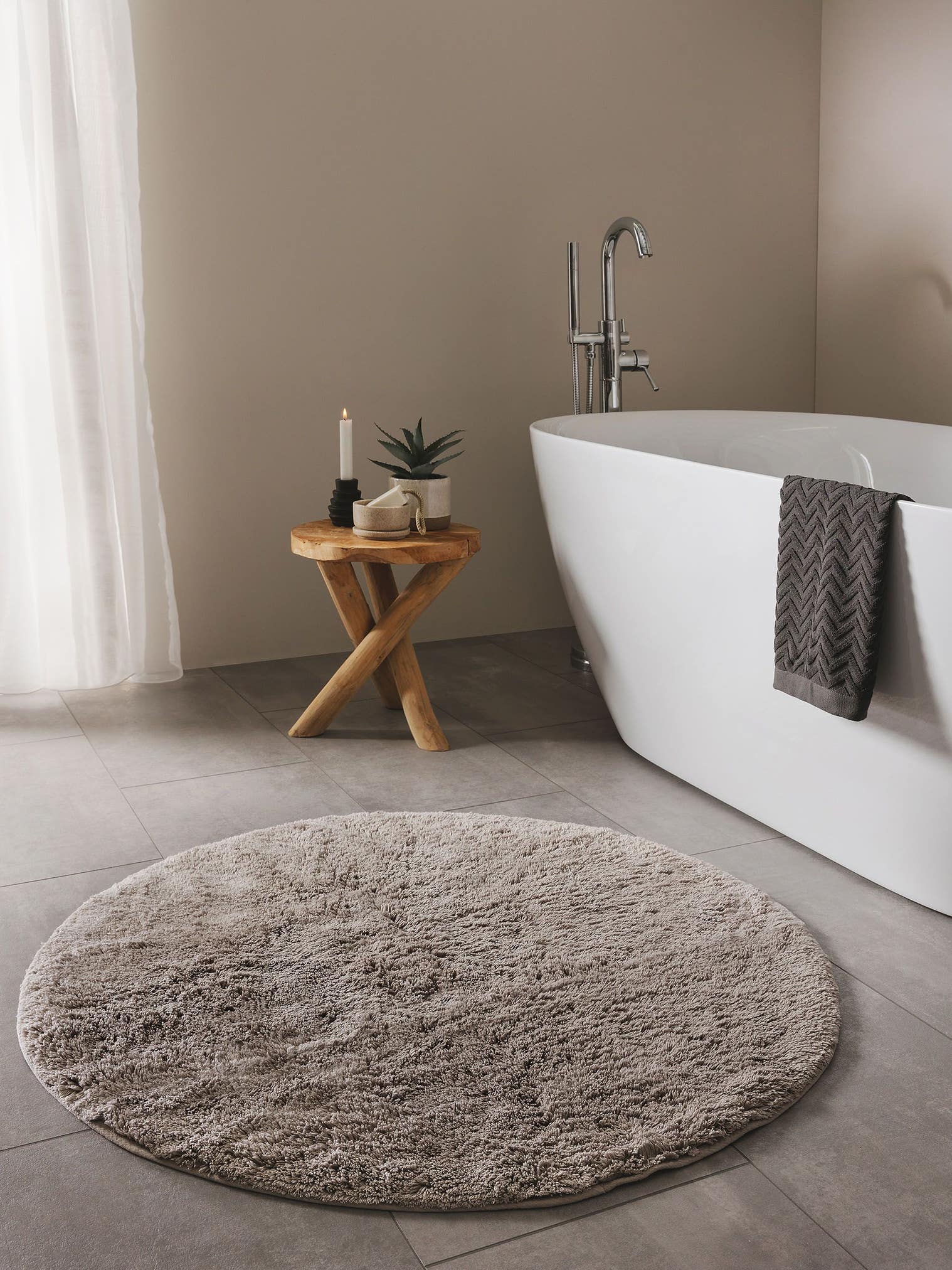 Teppich aus 50% Viskose (Bambus Seide), 50% Baumwolle in Beige mit 11 bis 20 mm hohem Flor von benuta Nest