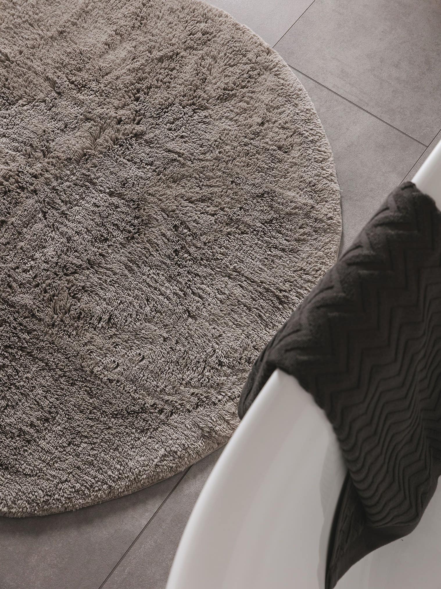 Teppich aus 50% Viskose (Bambus Seide), 50% Baumwolle in Beige mit 11 bis 20 mm hohem Flor von benuta Nest