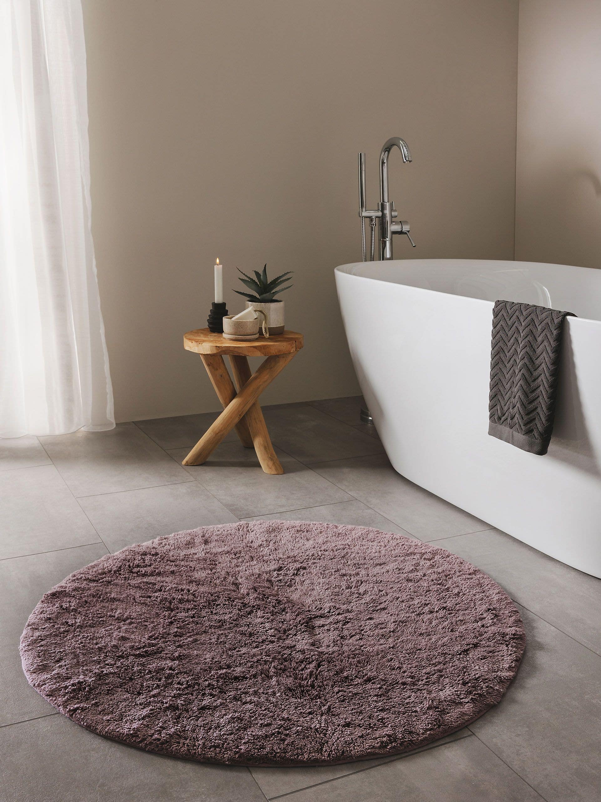Matta av 50% Viskos (Bambu Silk), 50% Bomull i Lila med 11 - 20 mm hög lugg från benuta Nest