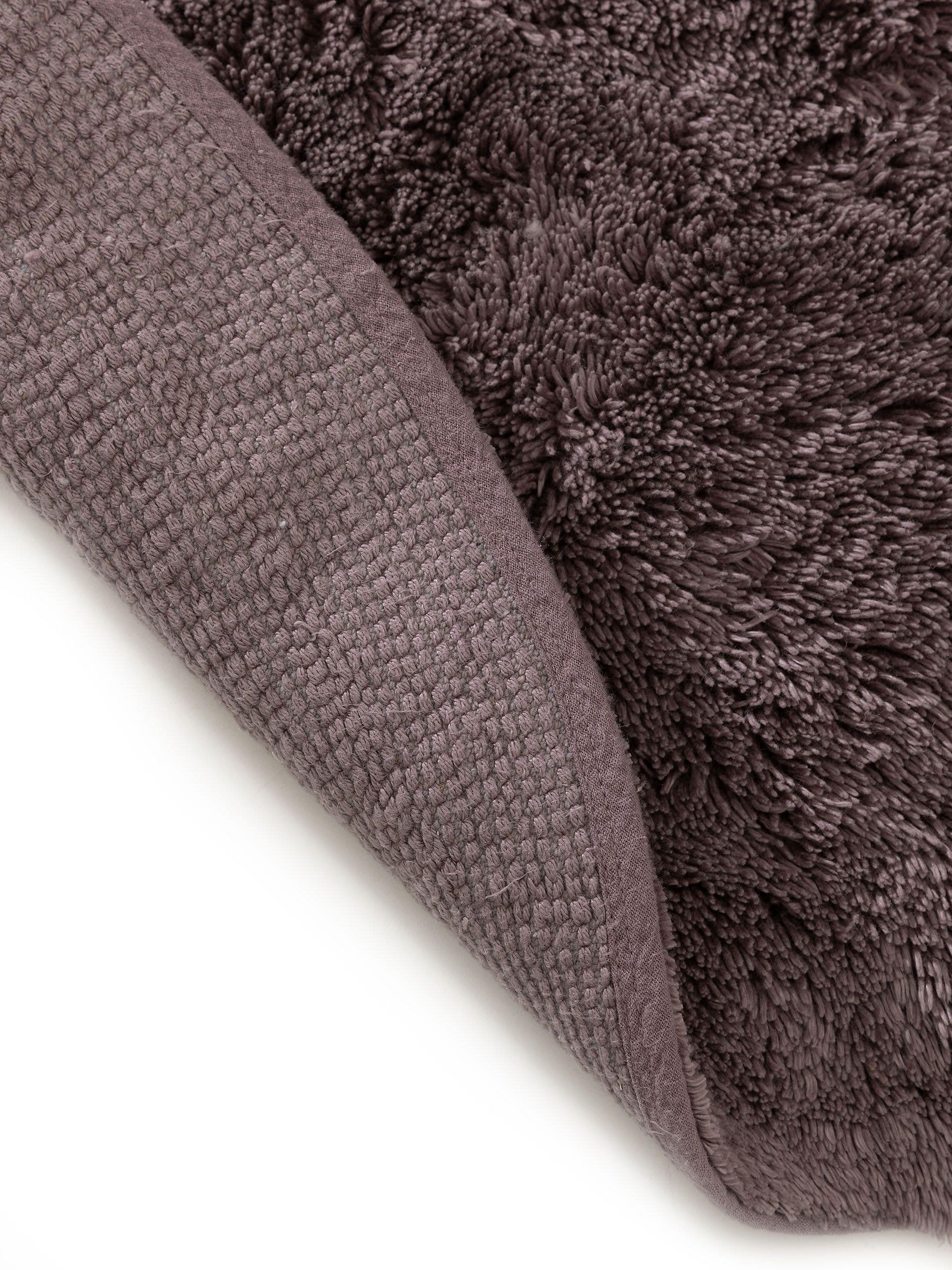 Matta av 50% Viskos (Bambu Silk), 50% Bomull i Lila med 11 - 20 mm hög lugg från benuta Nest