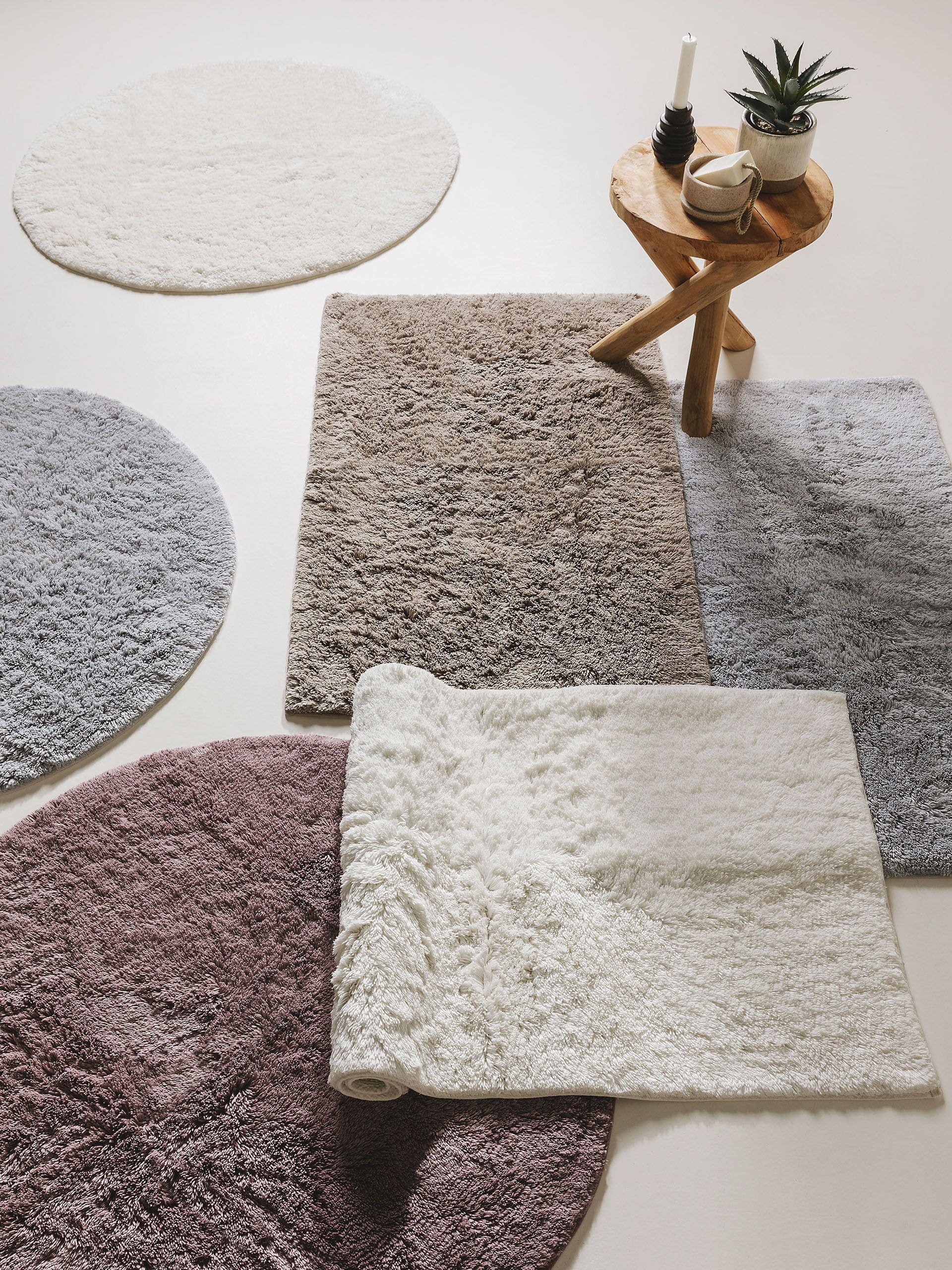 Matta av 50% Viskos (Bambu Silk), 50% Bomull i Lila med 11 - 20 mm hög lugg från benuta Nest