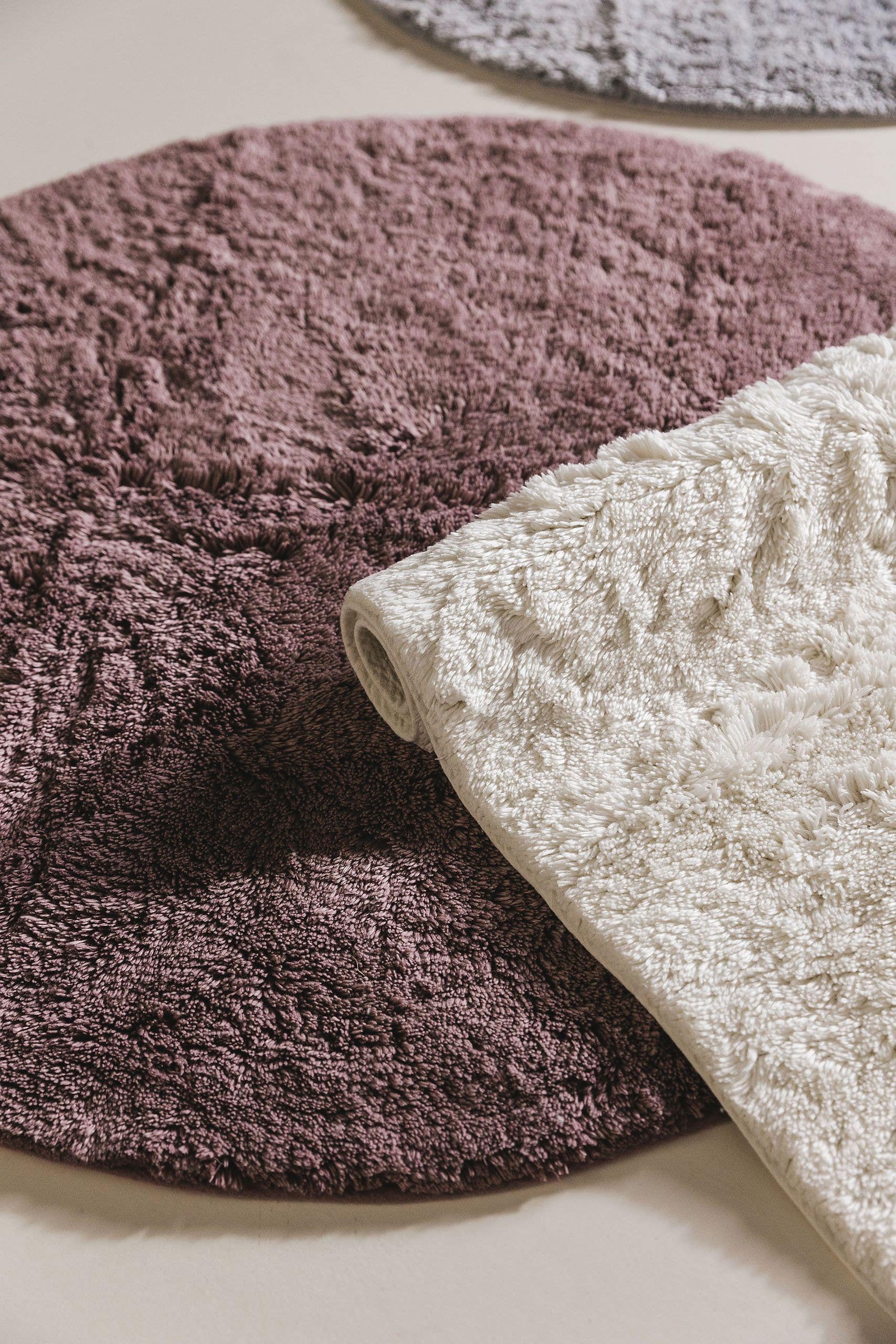 Matta av 50% Viskos (Bambu Silk), 50% Bomull i Lila med 11 - 20 mm hög lugg från benuta Nest