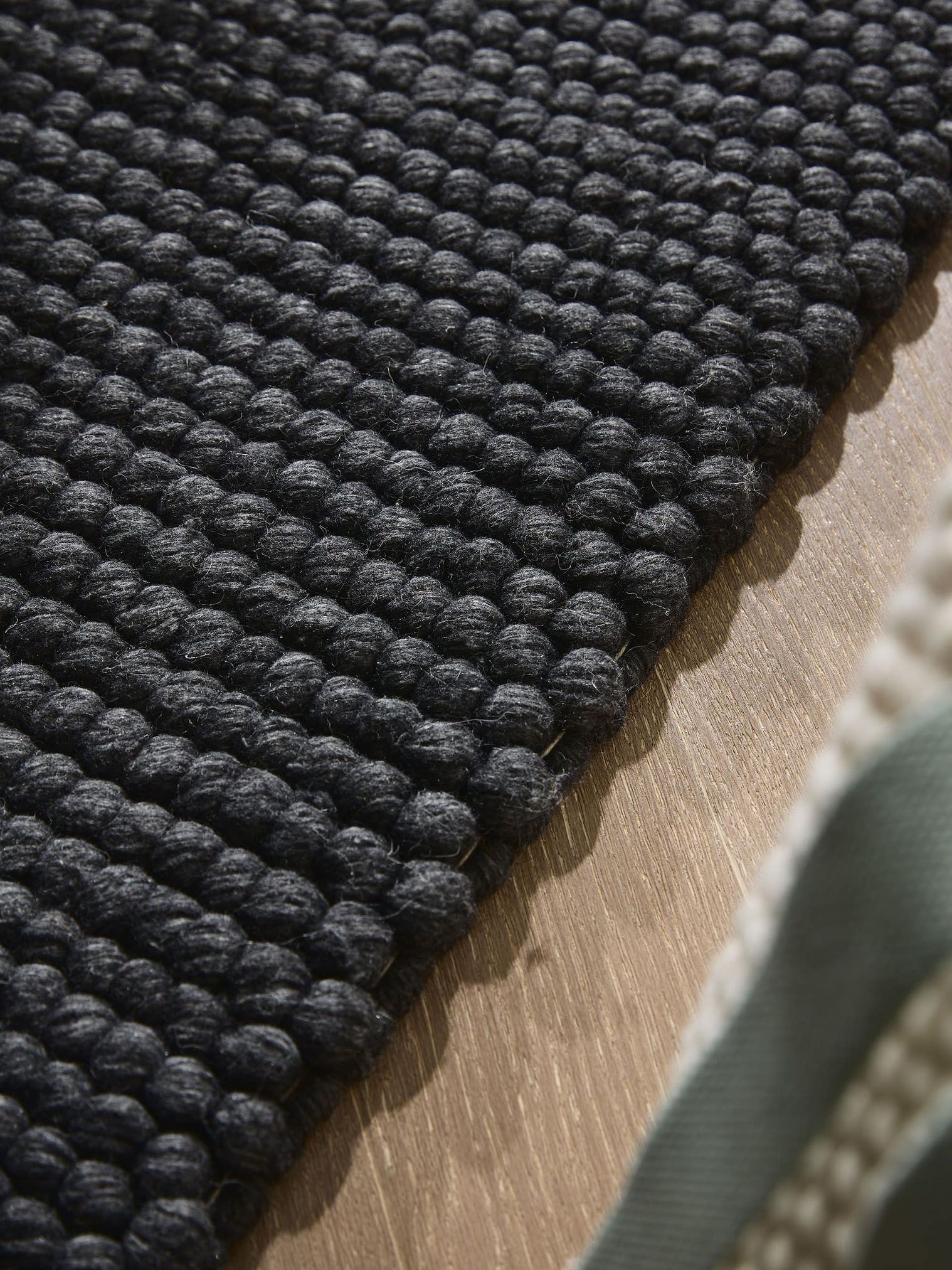 Teppich aus 70% Wolle, 30% Polyester in Grau mit 11 bis 20 mm hohem Flor von benuta Pure