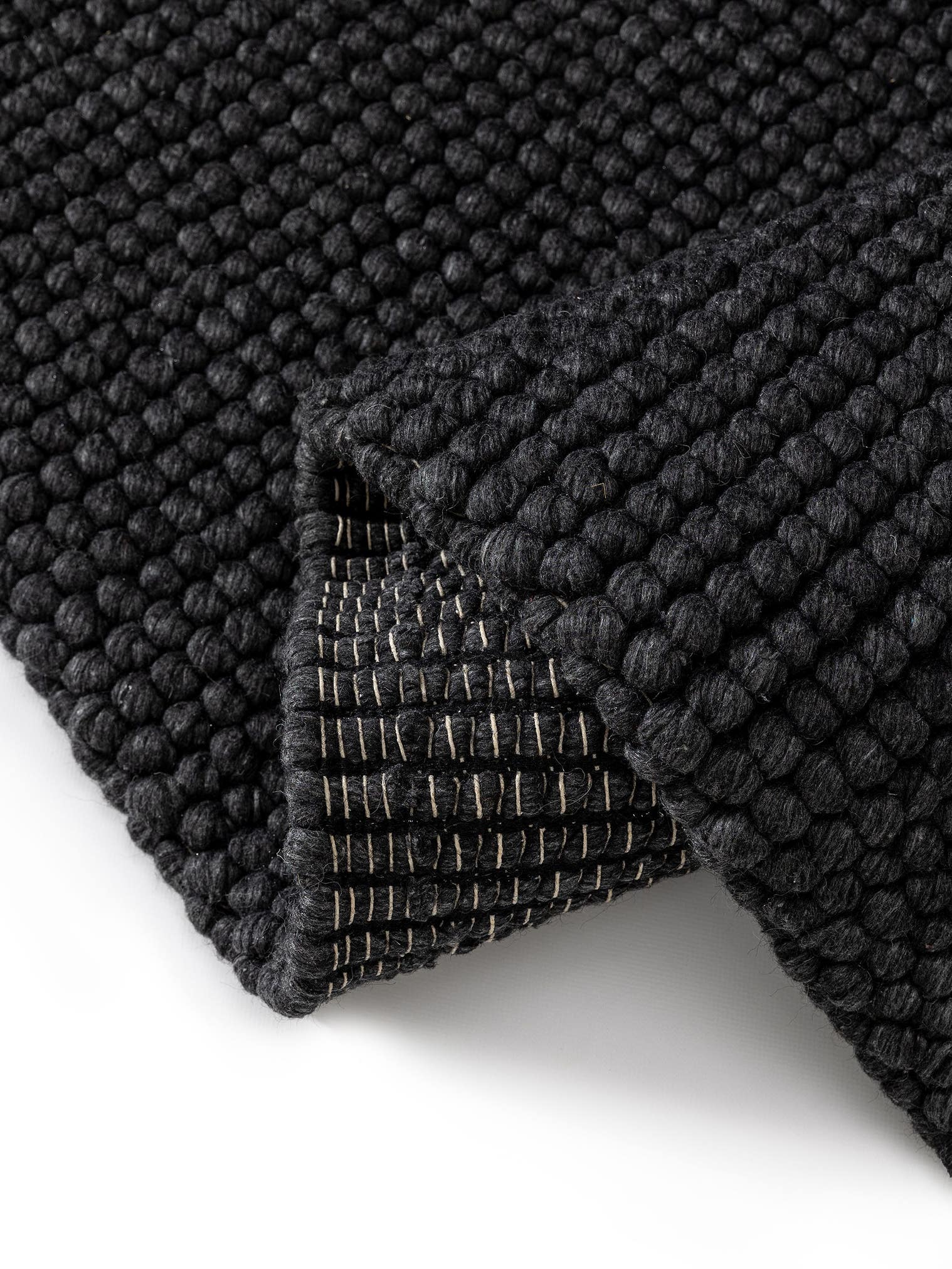 Teppich aus 70% Wolle, 30% Polyester in Grau mit 11 bis 20 mm hohem Flor von benuta Pure