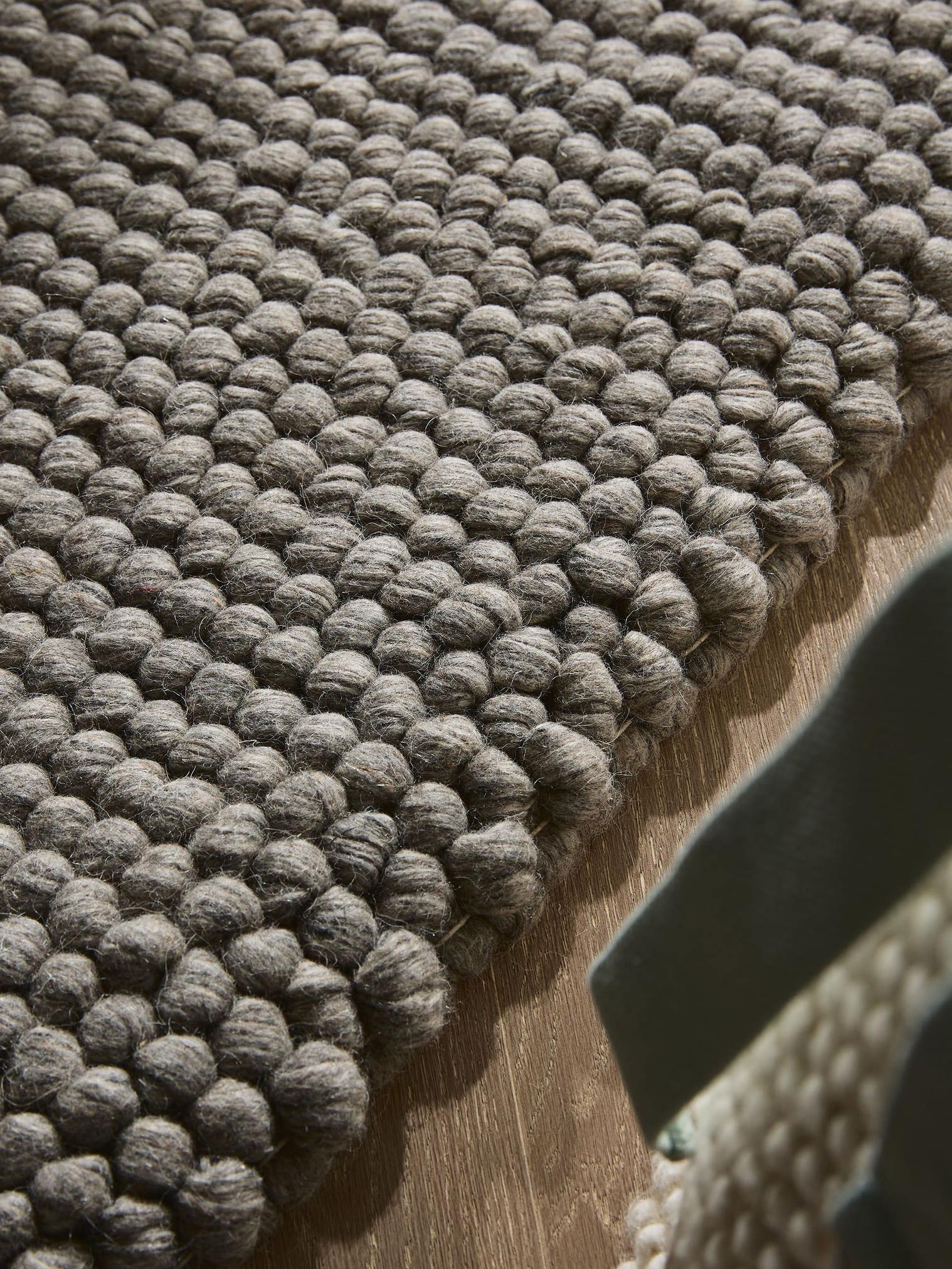 Teppich aus 70% Wolle, 30% Polyester in Grau mit 11 bis 20 mm hohem Flor von benuta Pure