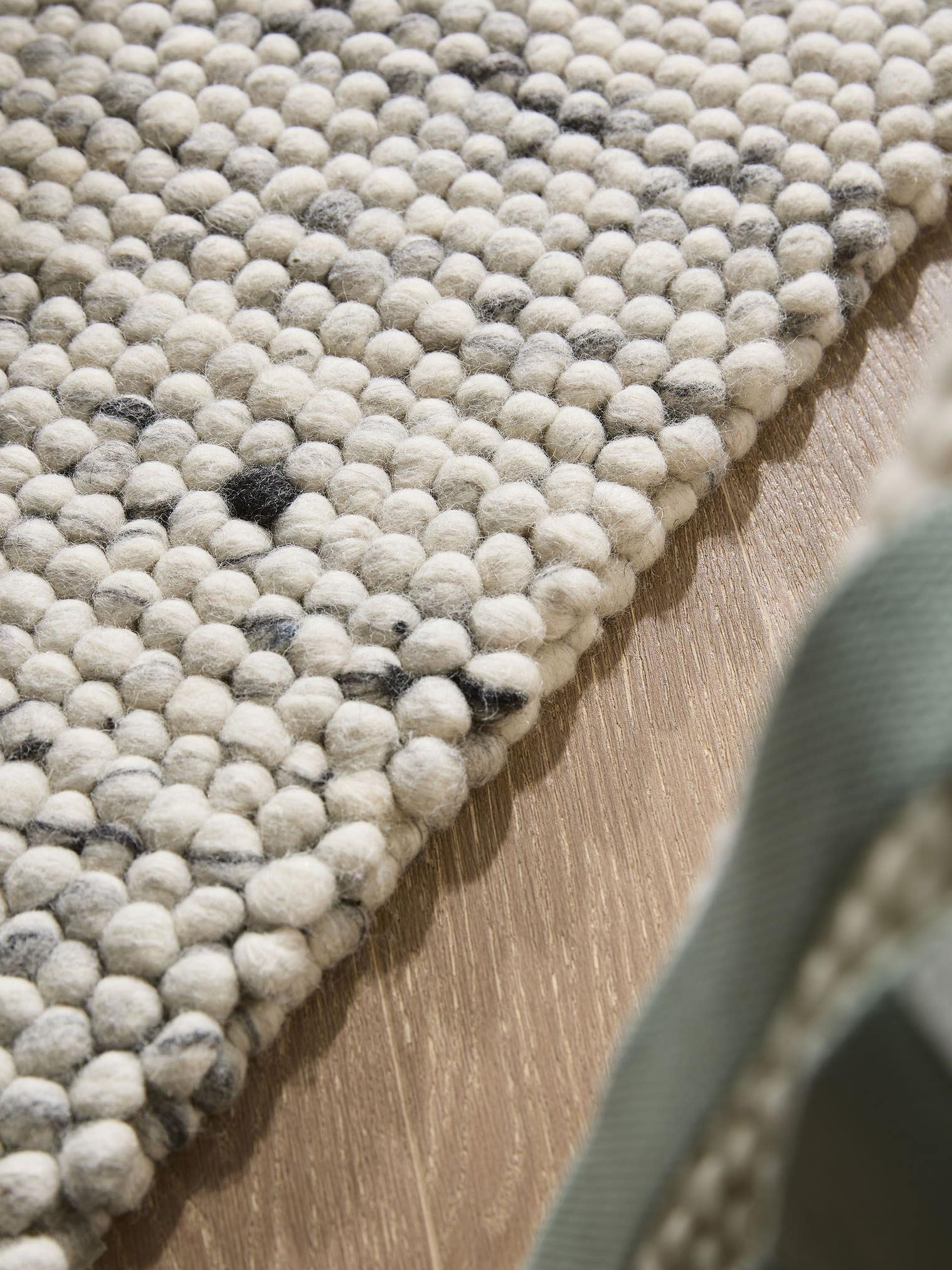 Teppich aus 70% Wolle, 30% Polyester in Grau mit 11 bis 20 mm hohem Flor von benuta Pure