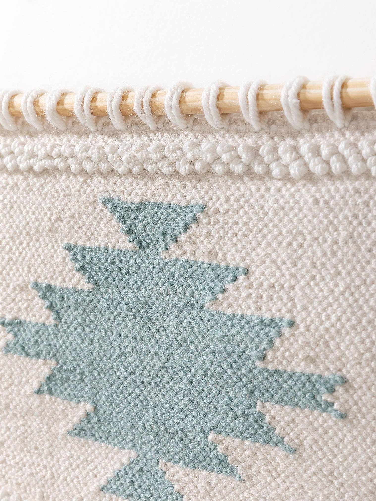Väggdekoration Mika Creme/turkos med Traditionell-design i 100% Polyethylen från Lytte