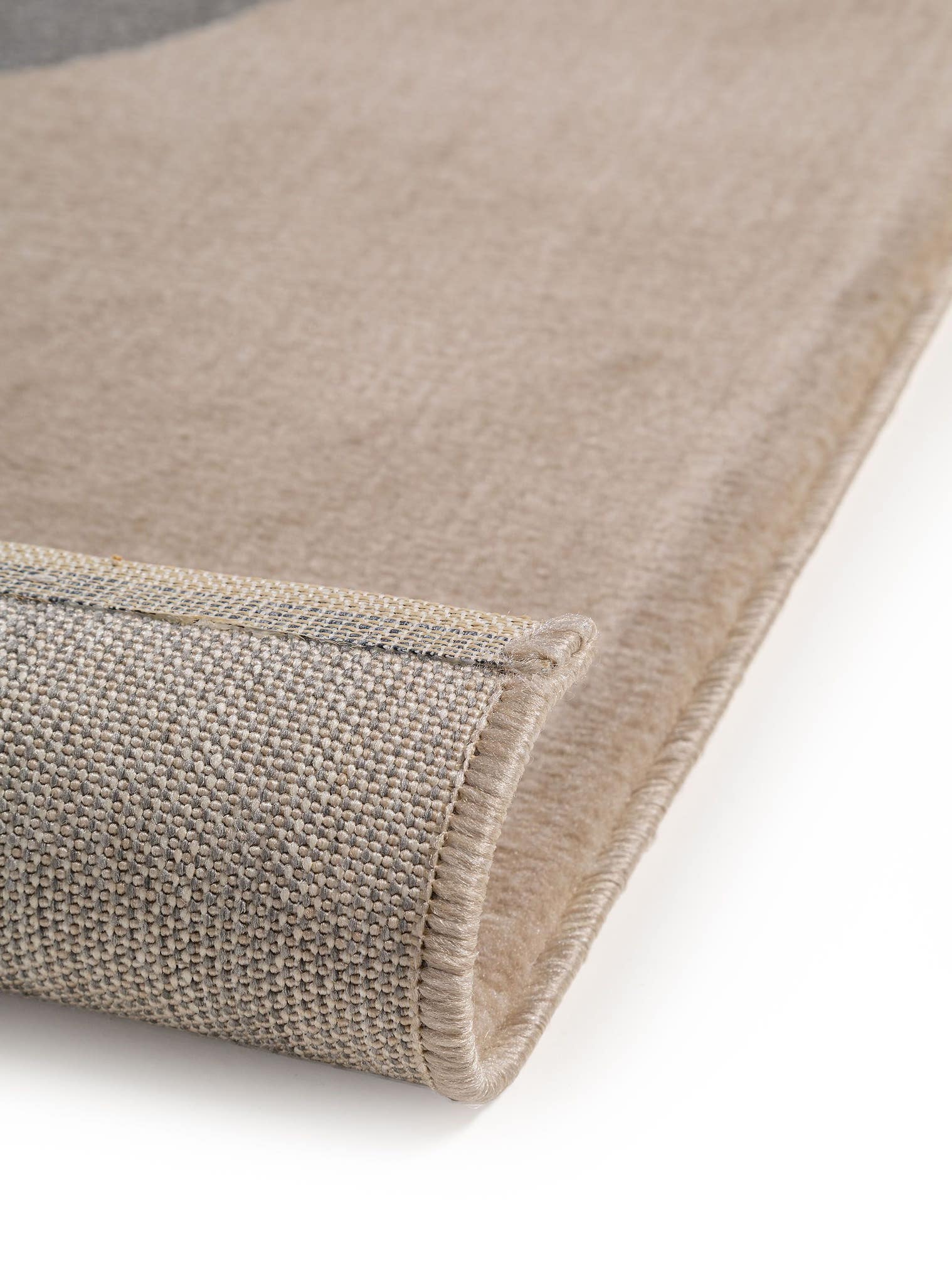 Tapis en 100% Polypropylène en Beige avec une pile de 6 - 10 mm de hauteur de Lytte