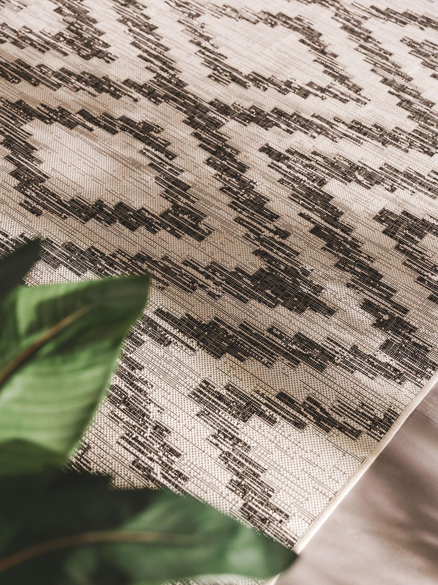 Teppich aus 100% Polypropylen in Schwarz/Weiß mit bis 5 mm hohem Flor von benuta Nest