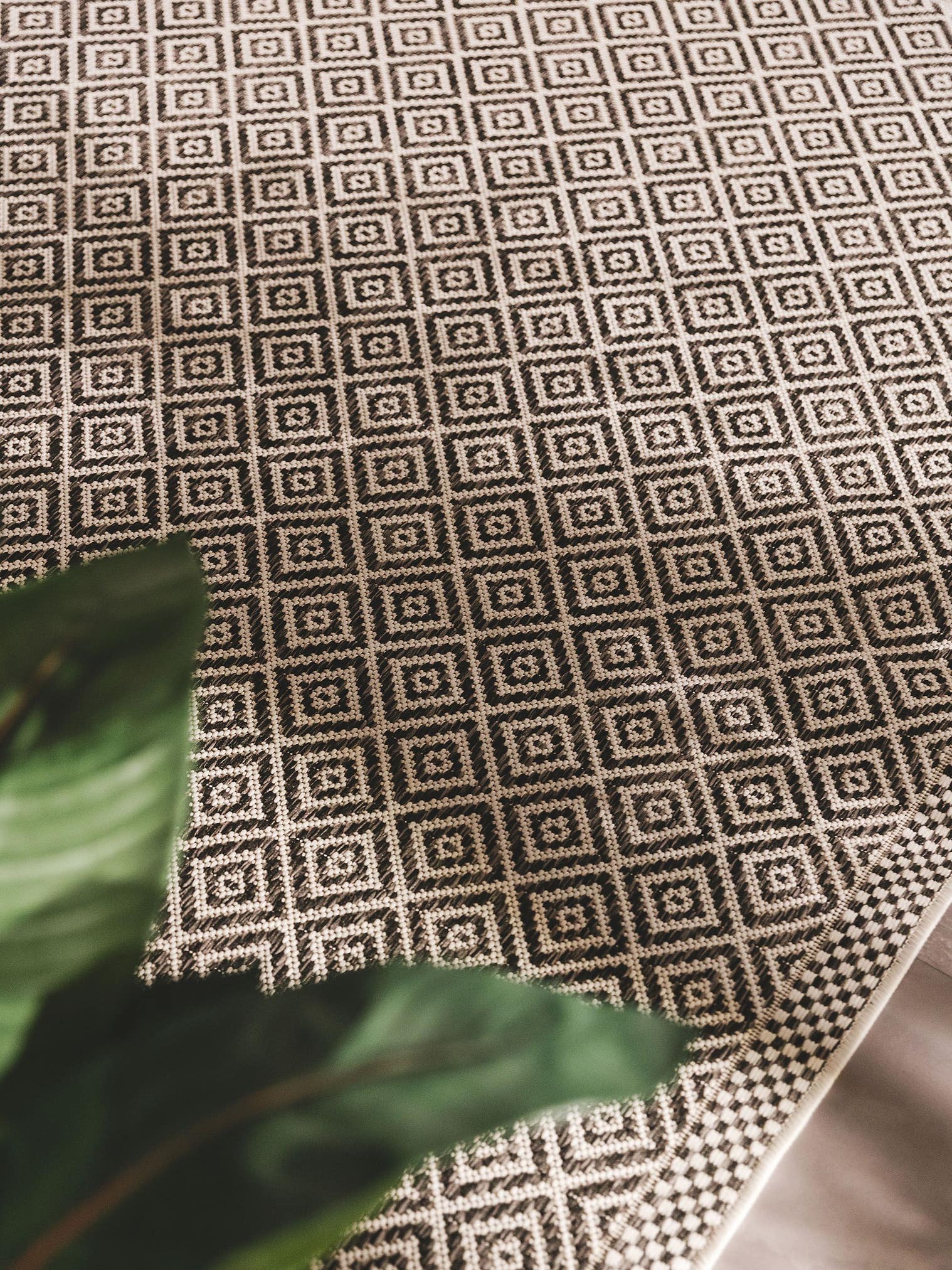 Tapis en 100% Polypropylène en Noir & Blanc avec une pile de 1- 5 mm de hauteur de benuta Nest