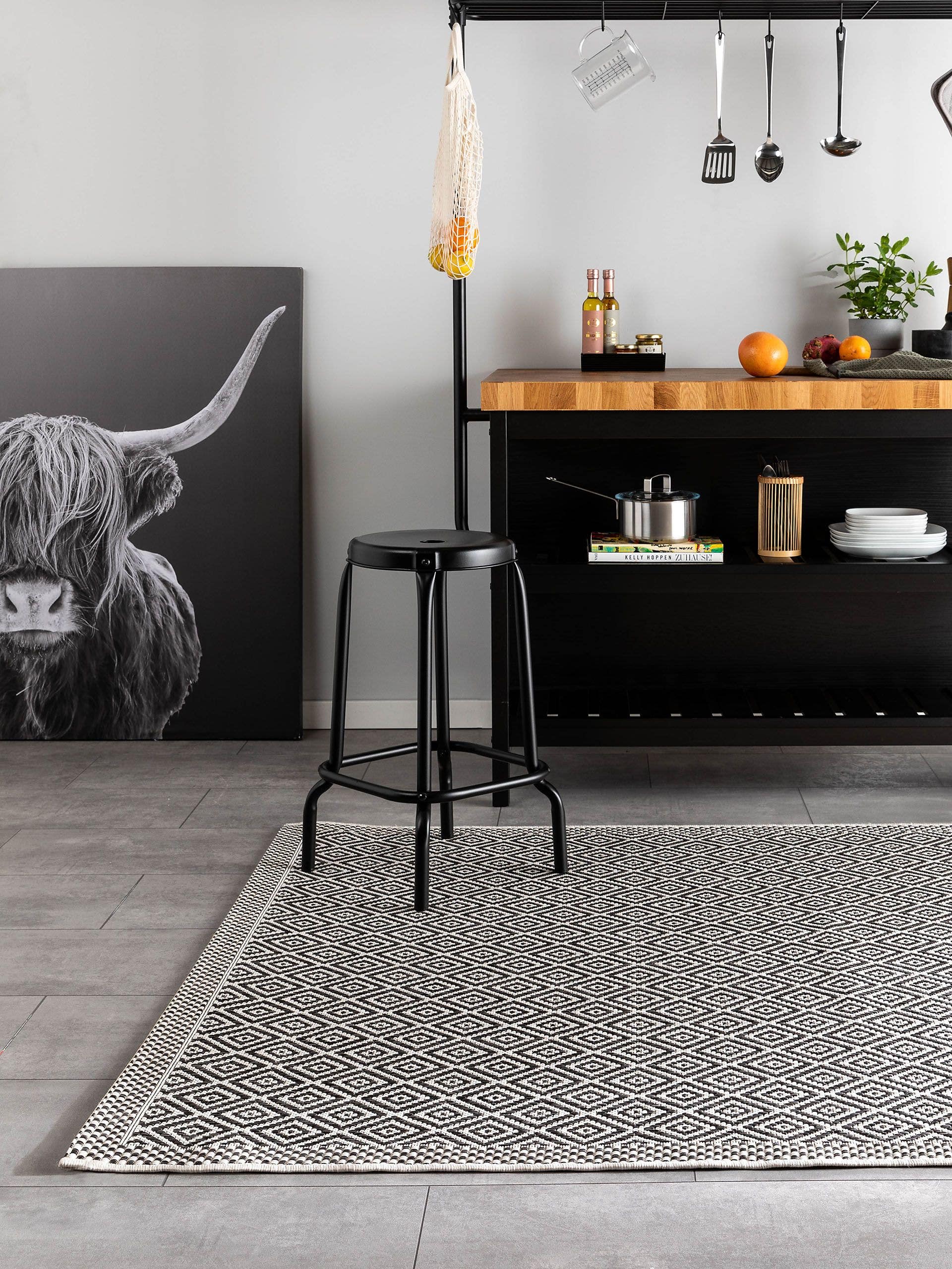 Rug made of 100% Polypropylene in Black/White with a 1- 5 mm high pile by benuta Nest