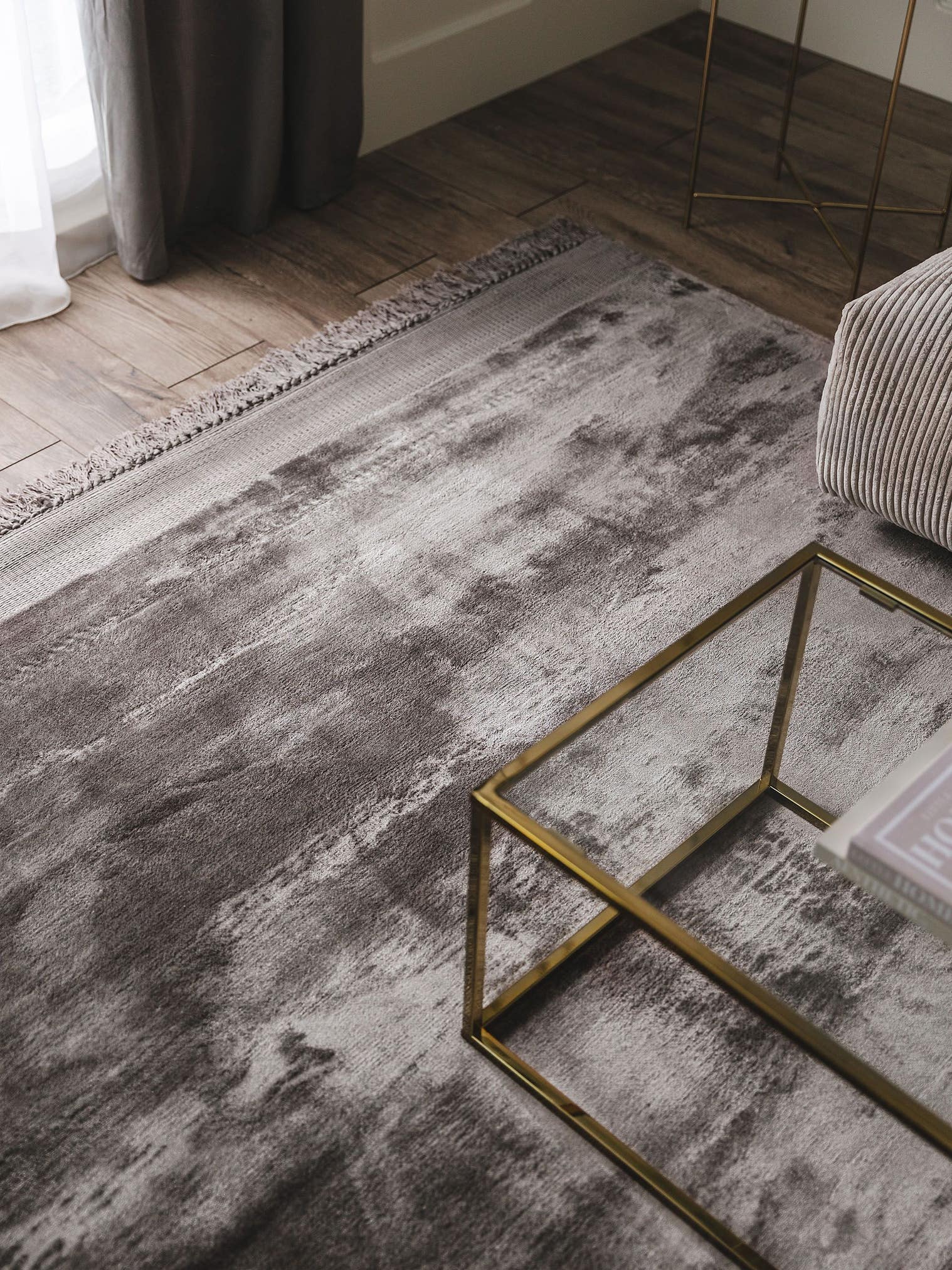 Alfombra de 100% Viscosa en Gris con un pelo de {{Placeholder_Pile Height}} de altura de benuta Finest
