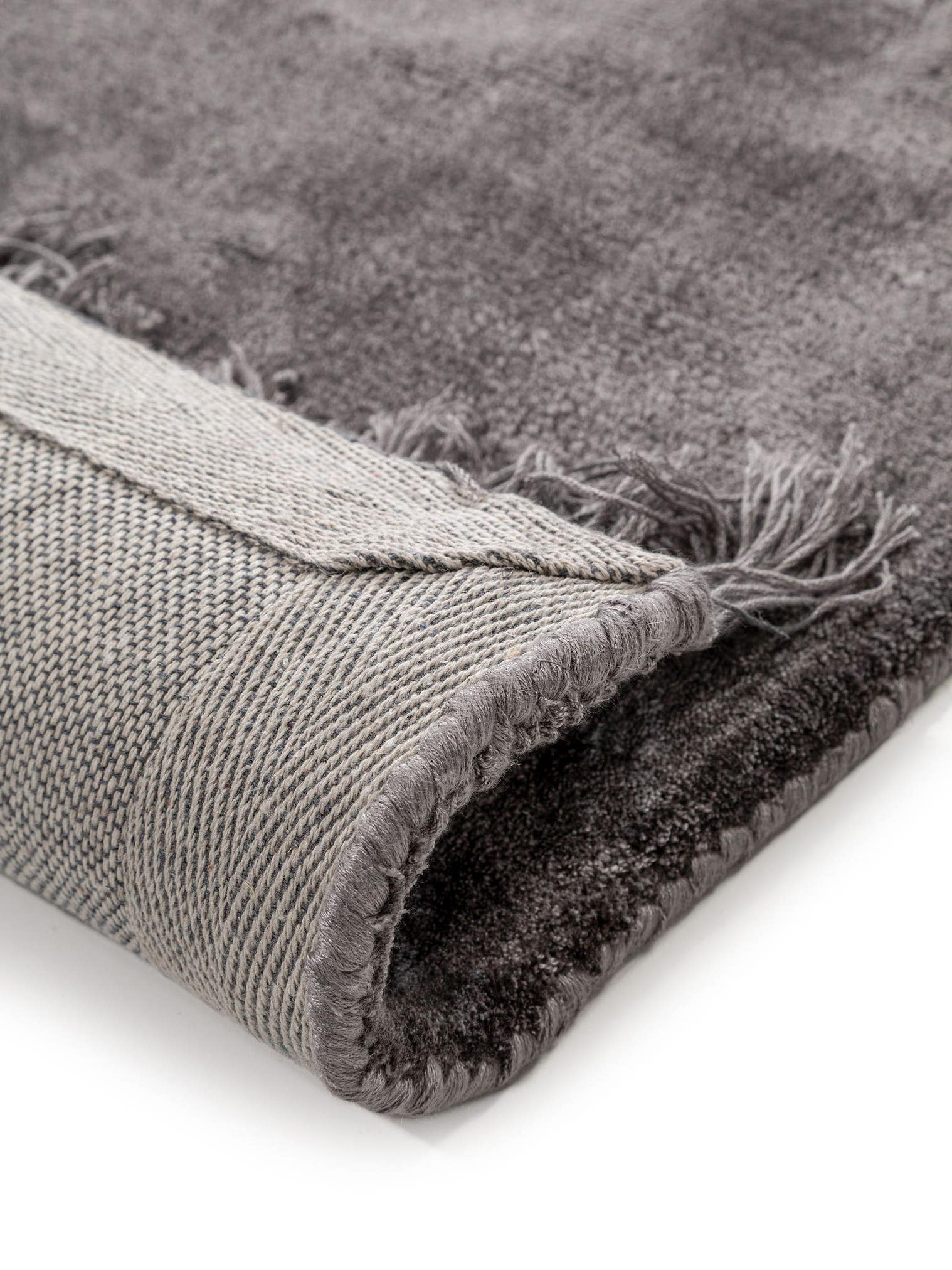 Alfombra de 100% Viscosa en Gris con un pelo de {{Placeholder_Pile Height}} de altura de benuta Finest