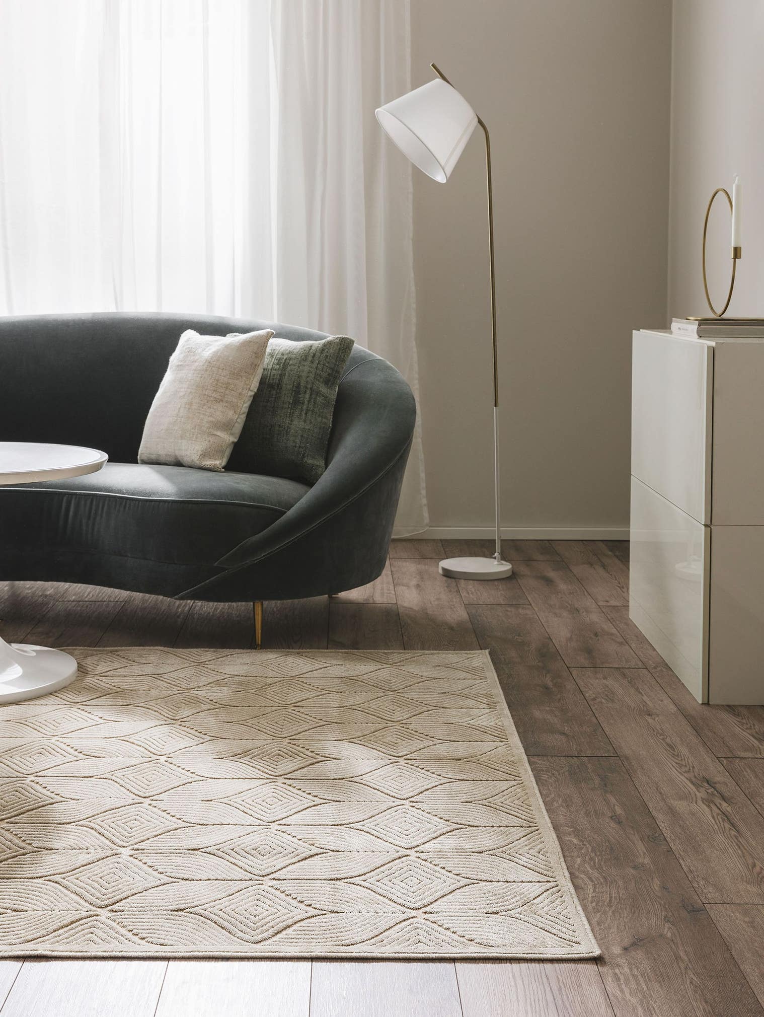 Teppich aus 100% Viskose in Beige mit bis 5 mm hohem Flor von benuta Pop