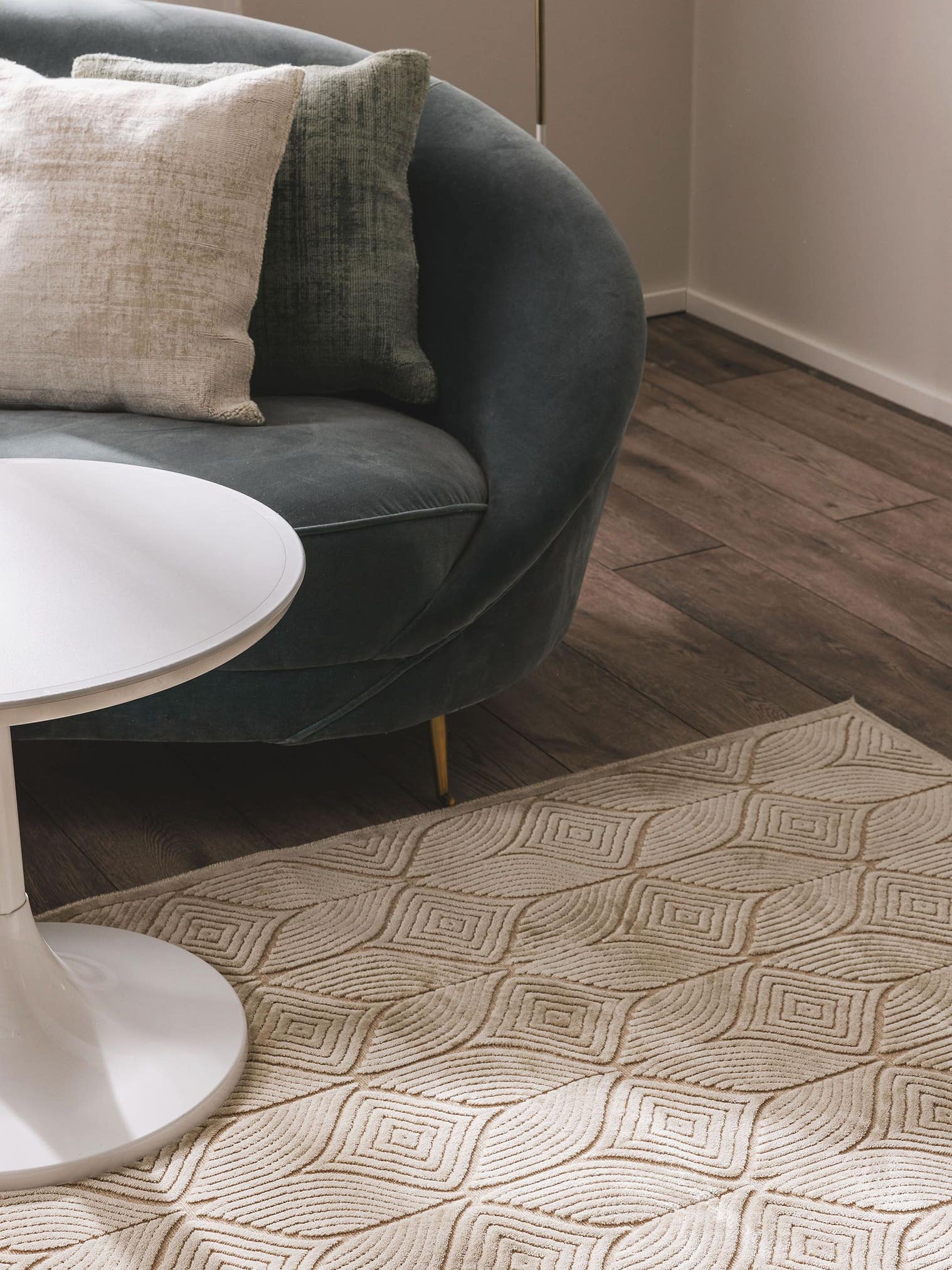 Teppich aus 100% Viskose in Beige mit bis 5 mm hohem Flor von benuta Pop