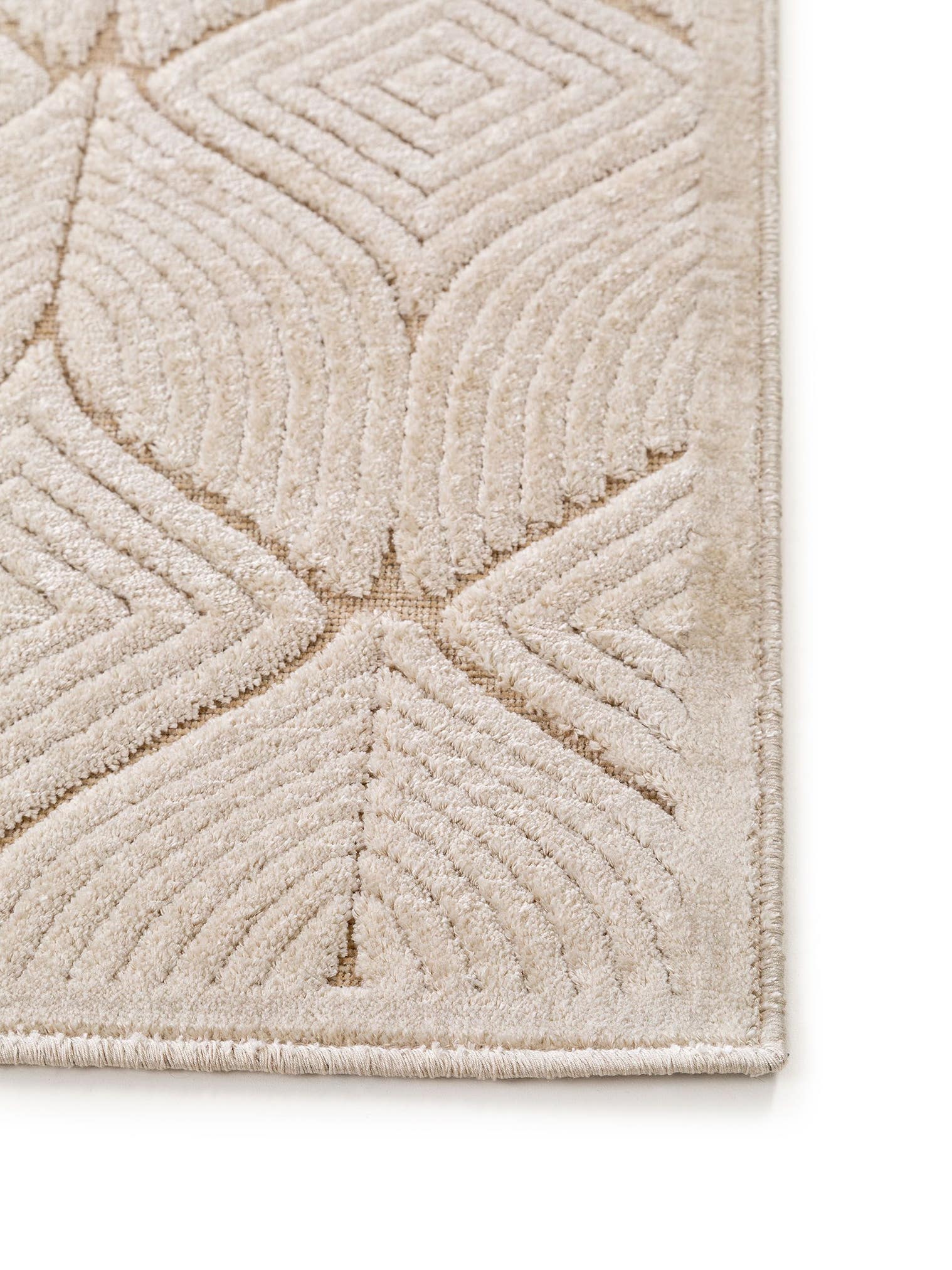 Teppich aus 100% Viskose in Beige mit bis 5 mm hohem Flor von benuta Pop
