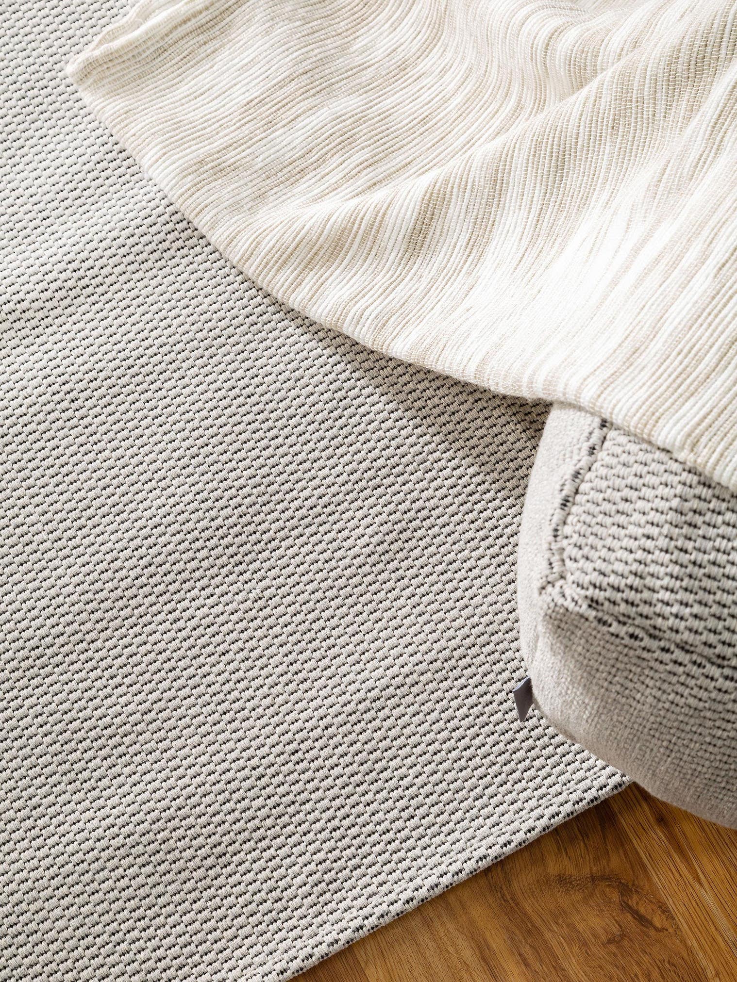 Teppich aus 100% Baumwolle in Grau mit bis 5 mm hohem Flor von benuta Nest
