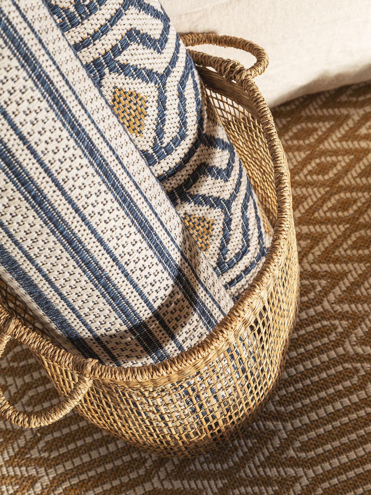 Tapis en 100% Coton en Bleu avec une pile de 1- 5 mm de hauteur de benuta Nest