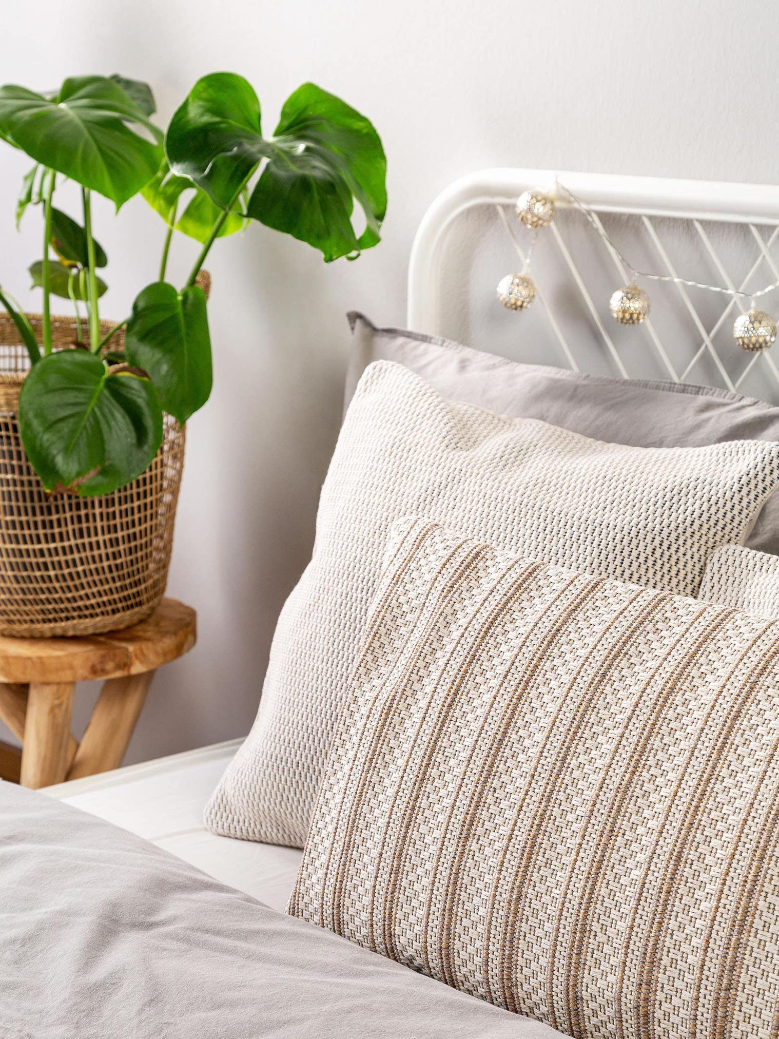 Poszewka Santo szarobrązowy com design Paski em 100% Bawełna da benuta