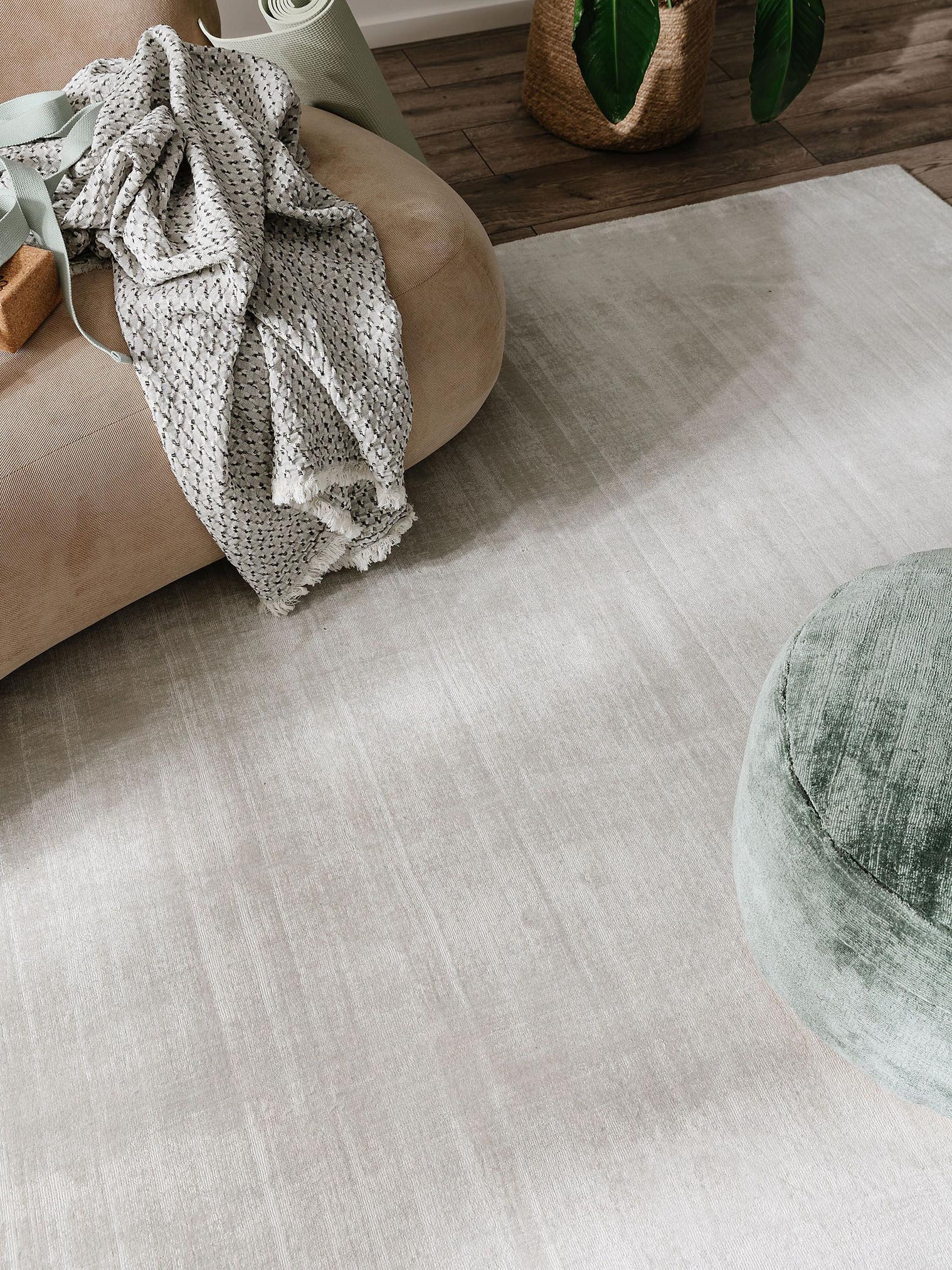 Tapis en 100% Viscose en Gris avec une pile de 6 - 10 mm de hauteur de benuta Pure