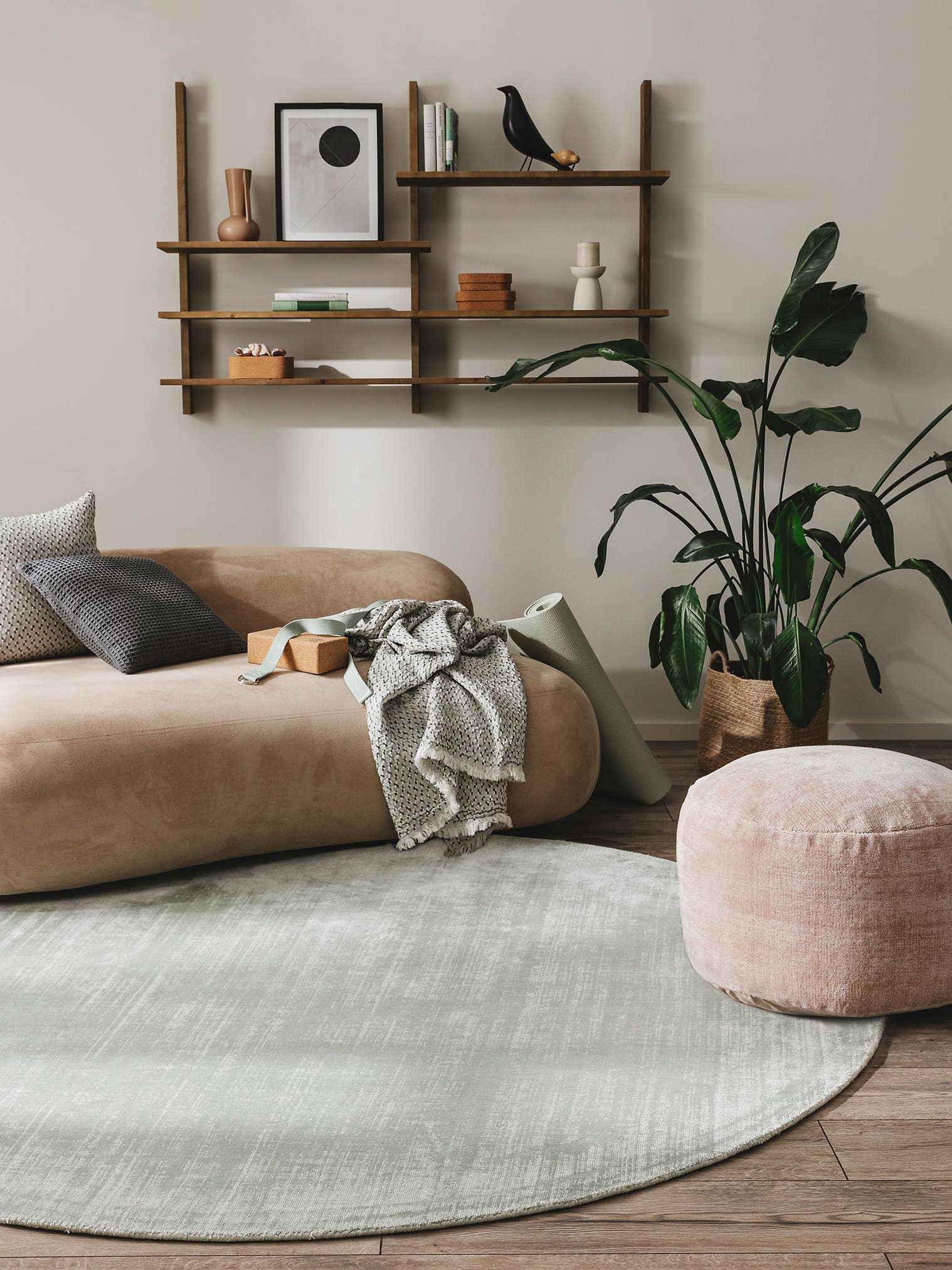 Tapijt van 100% Viscose in Groen met een 6 - 10 mm hoge pool van benuta Pure