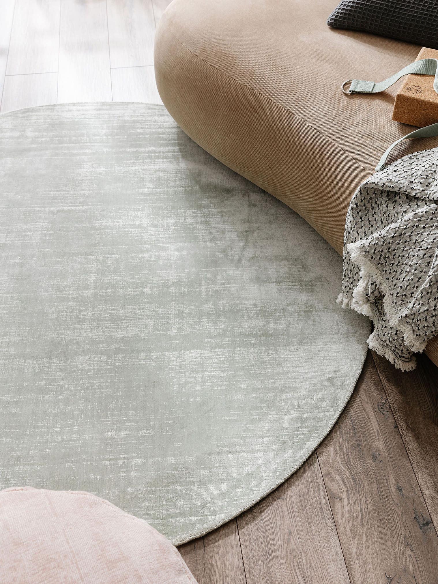 Tapijt van 100% Viscose in Groen met een 6 - 10 mm hoge pool van benuta Pure