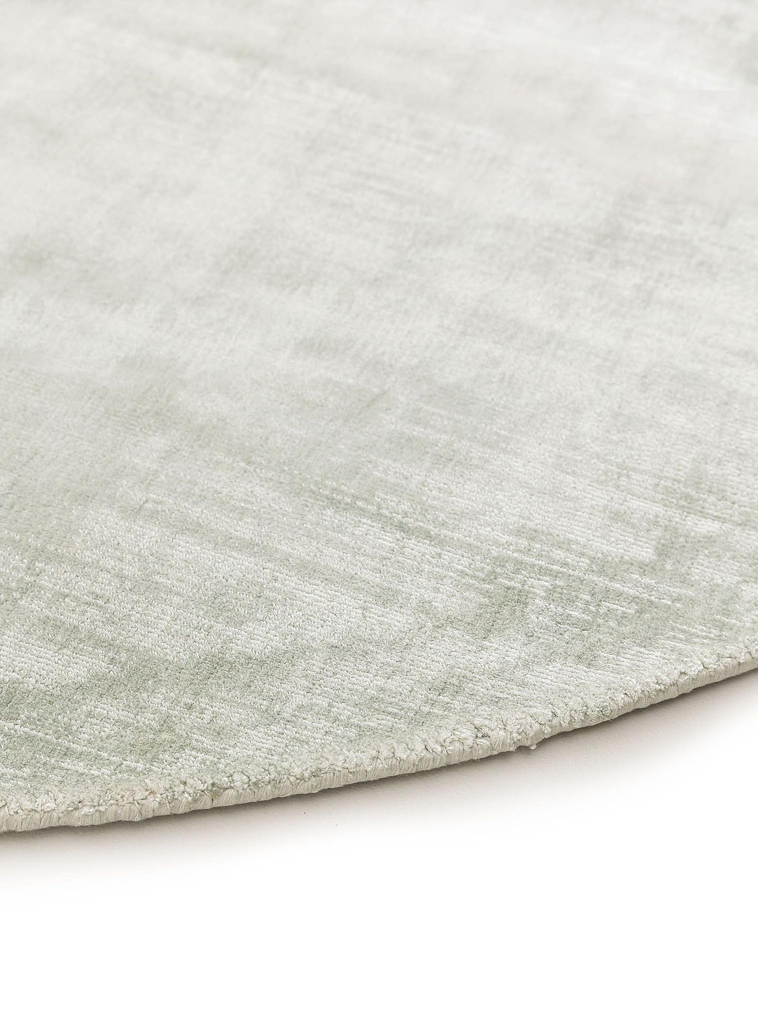 Tapijt van 100% Viscose in Groen met een 6 - 10 mm hoge pool van benuta Pure