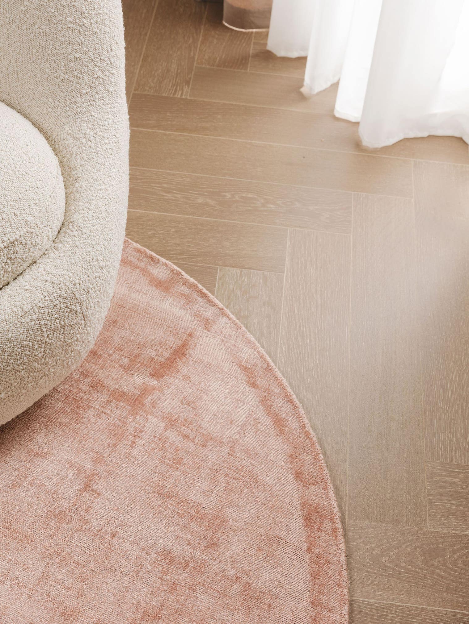 Teppich aus 100% Viskose in Rosa mit 6 bis 10 mm hohem Flor von benuta Pure