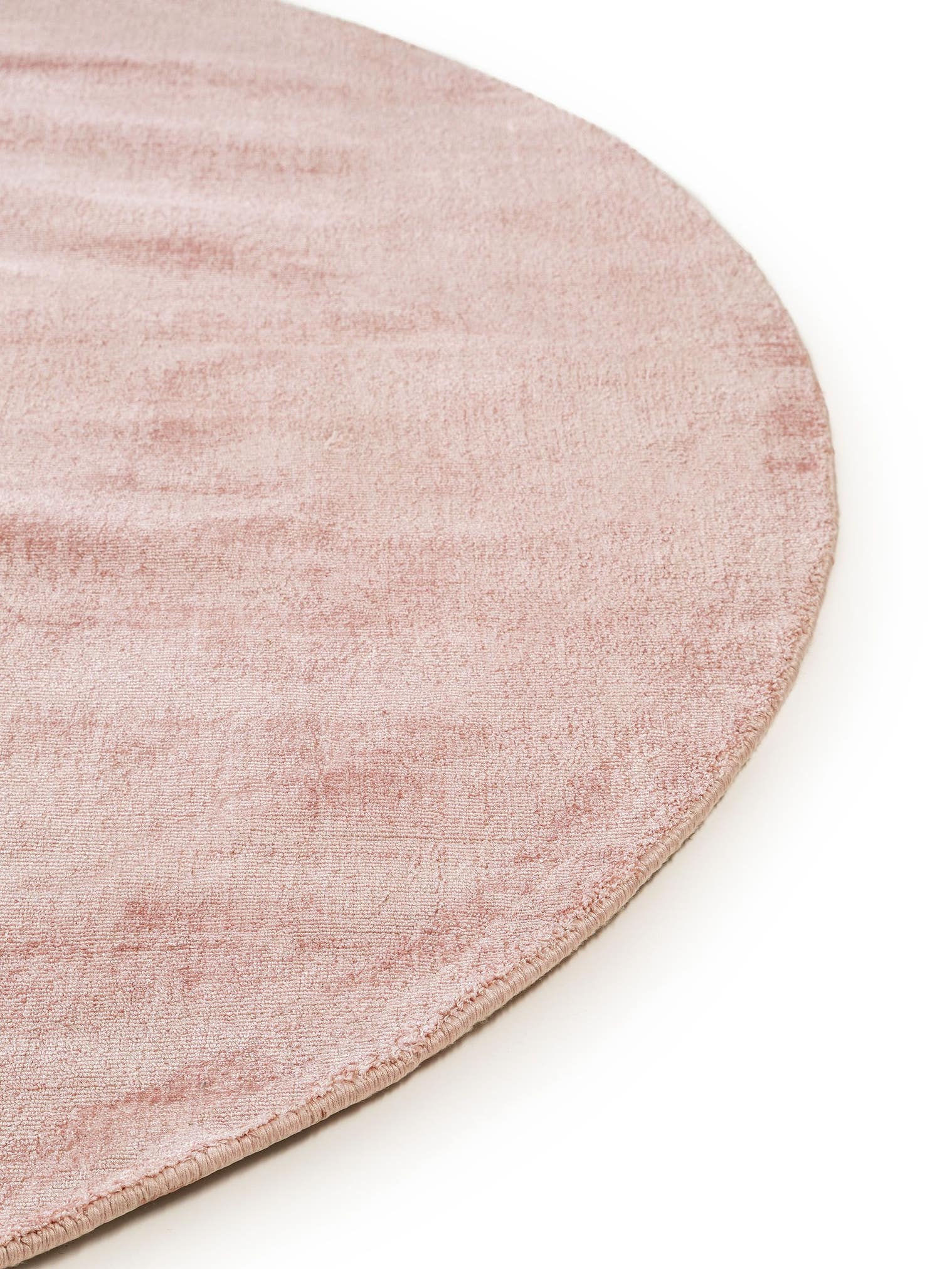 Teppich aus 100% Viskose in Rosa mit 6 bis 10 mm hohem Flor von benuta Pure