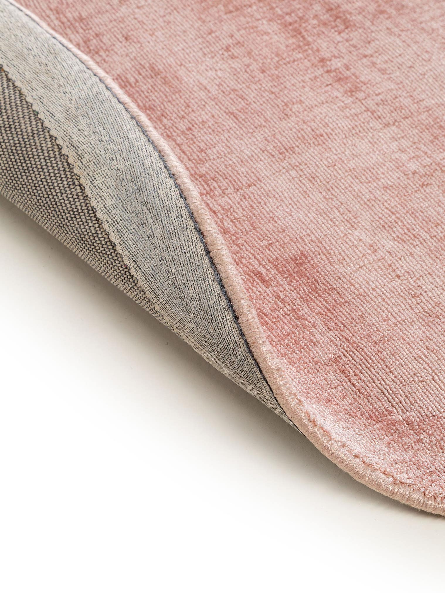Teppich aus 100% Viskose in Rosa mit 6 bis 10 mm hohem Flor von benuta Pure