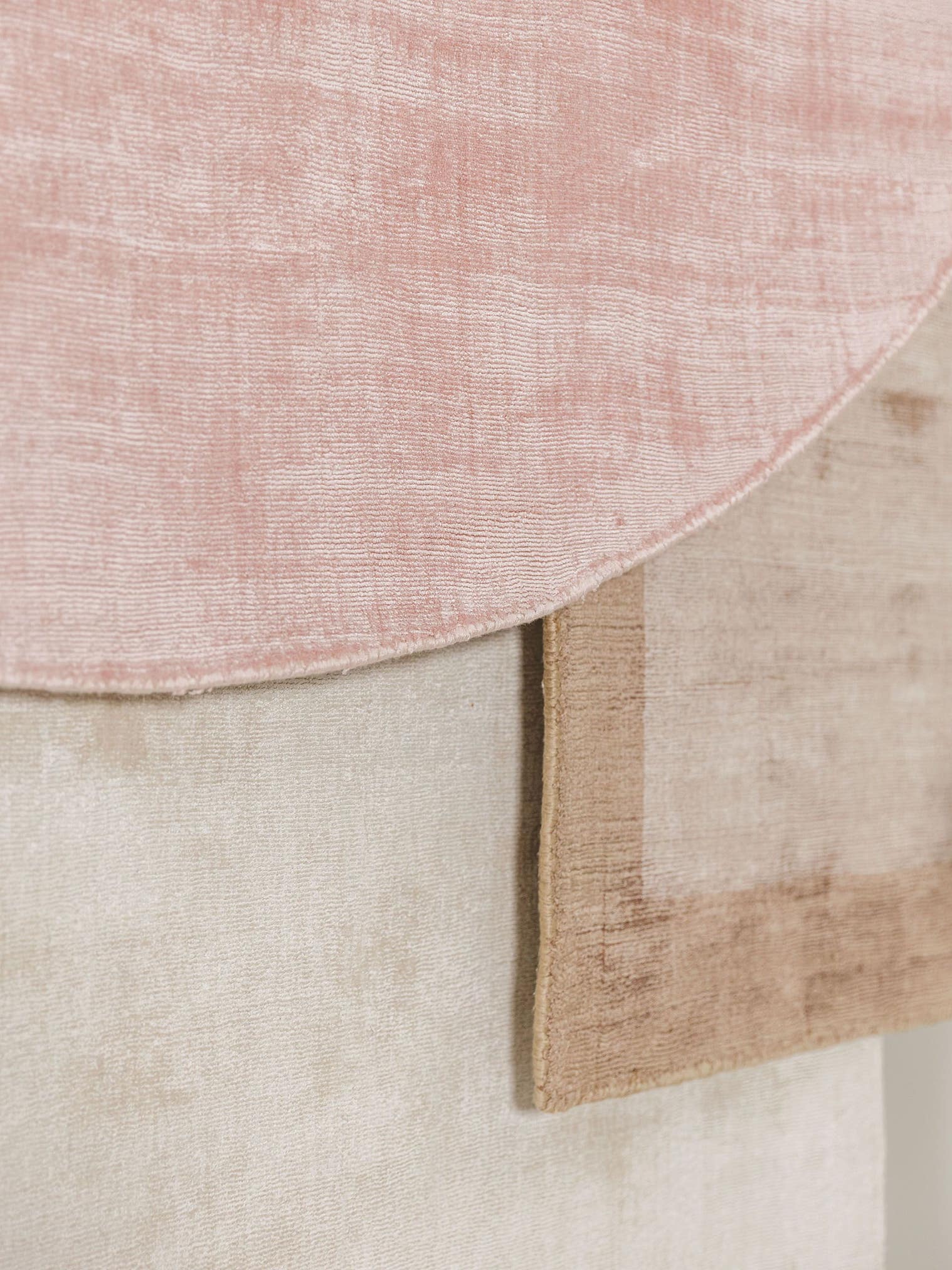 Teppich aus 100% Viskose in Rosa mit 6 bis 10 mm hohem Flor von benuta Pure