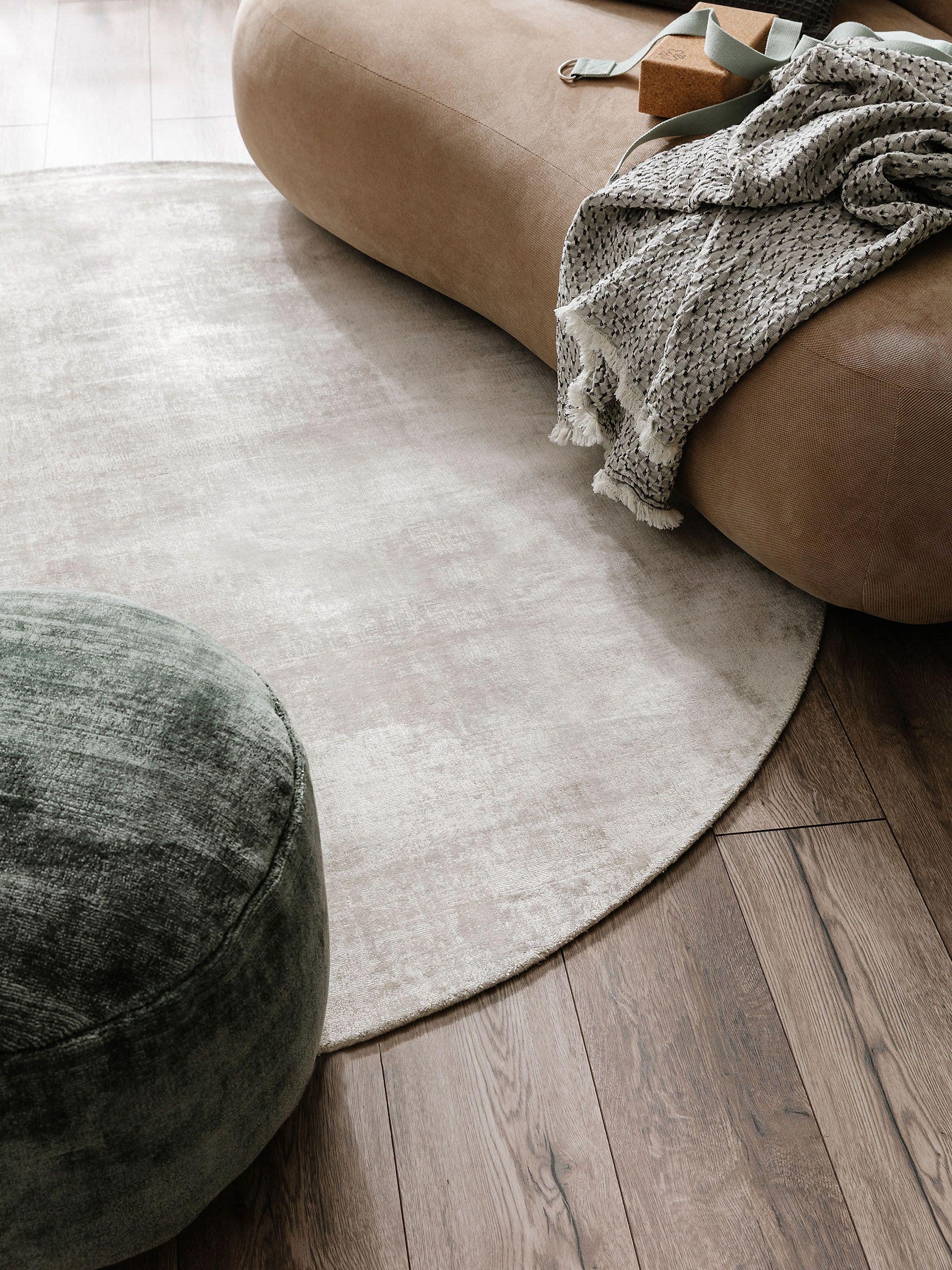 Rug made of 100% Viscose in Grey with a 6 - 10 mm high pile by benuta Pure