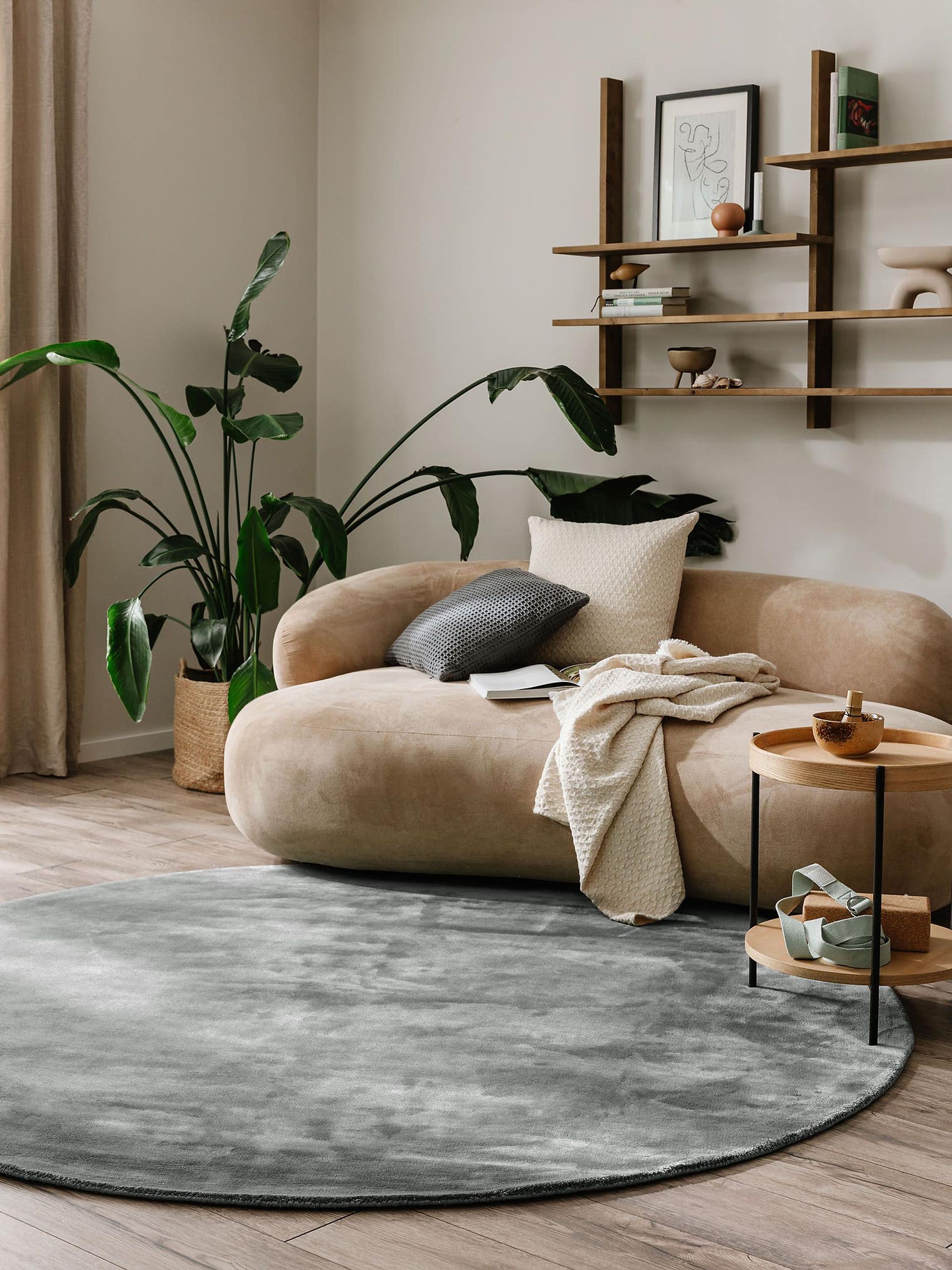 Teppich aus 100% Viskose in Beige mit 6 bis 10 mm hohem Flor von benuta Pure