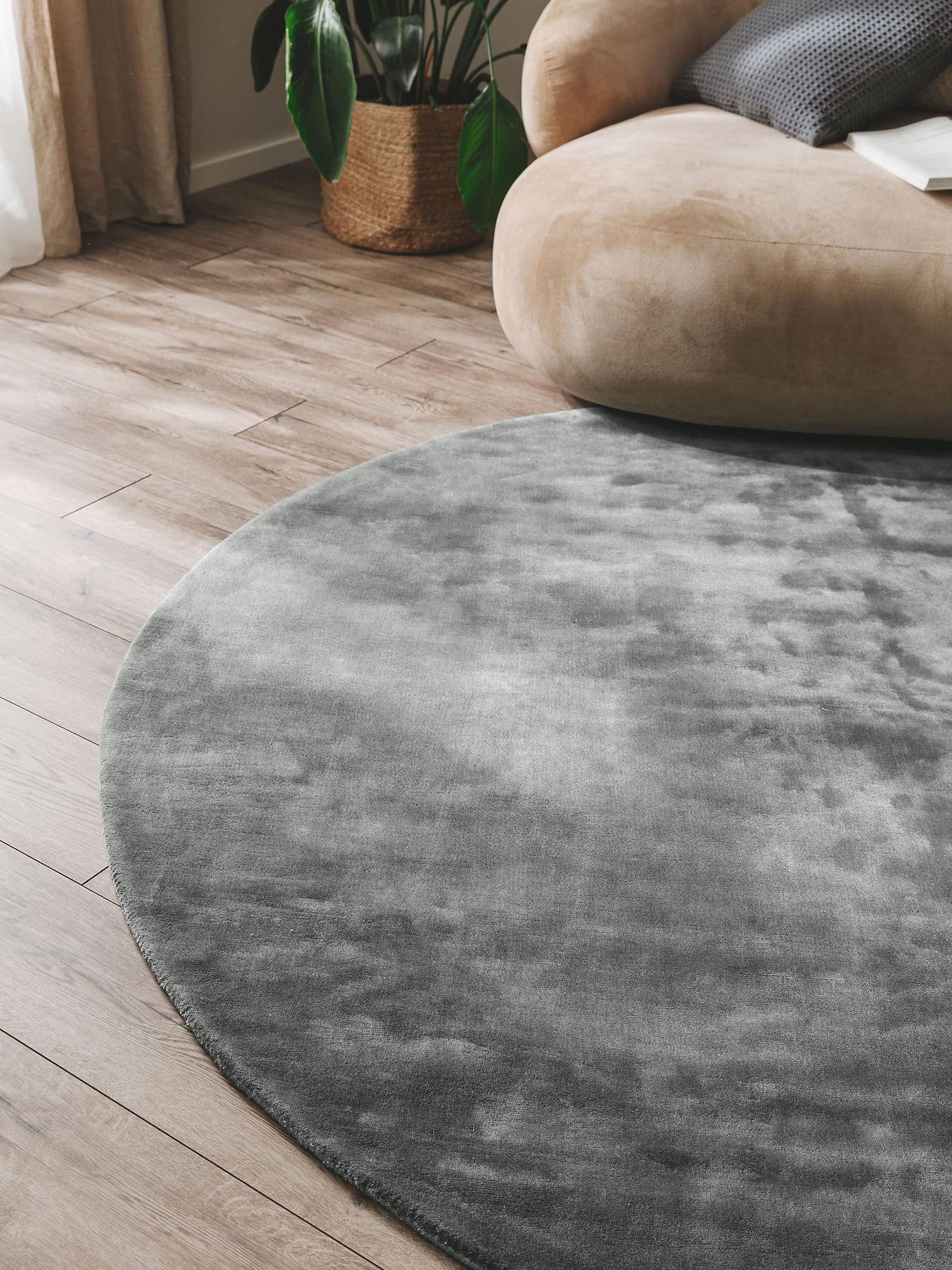 Teppich aus 100% Viskose in Beige mit 6 bis 10 mm hohem Flor von benuta Pure