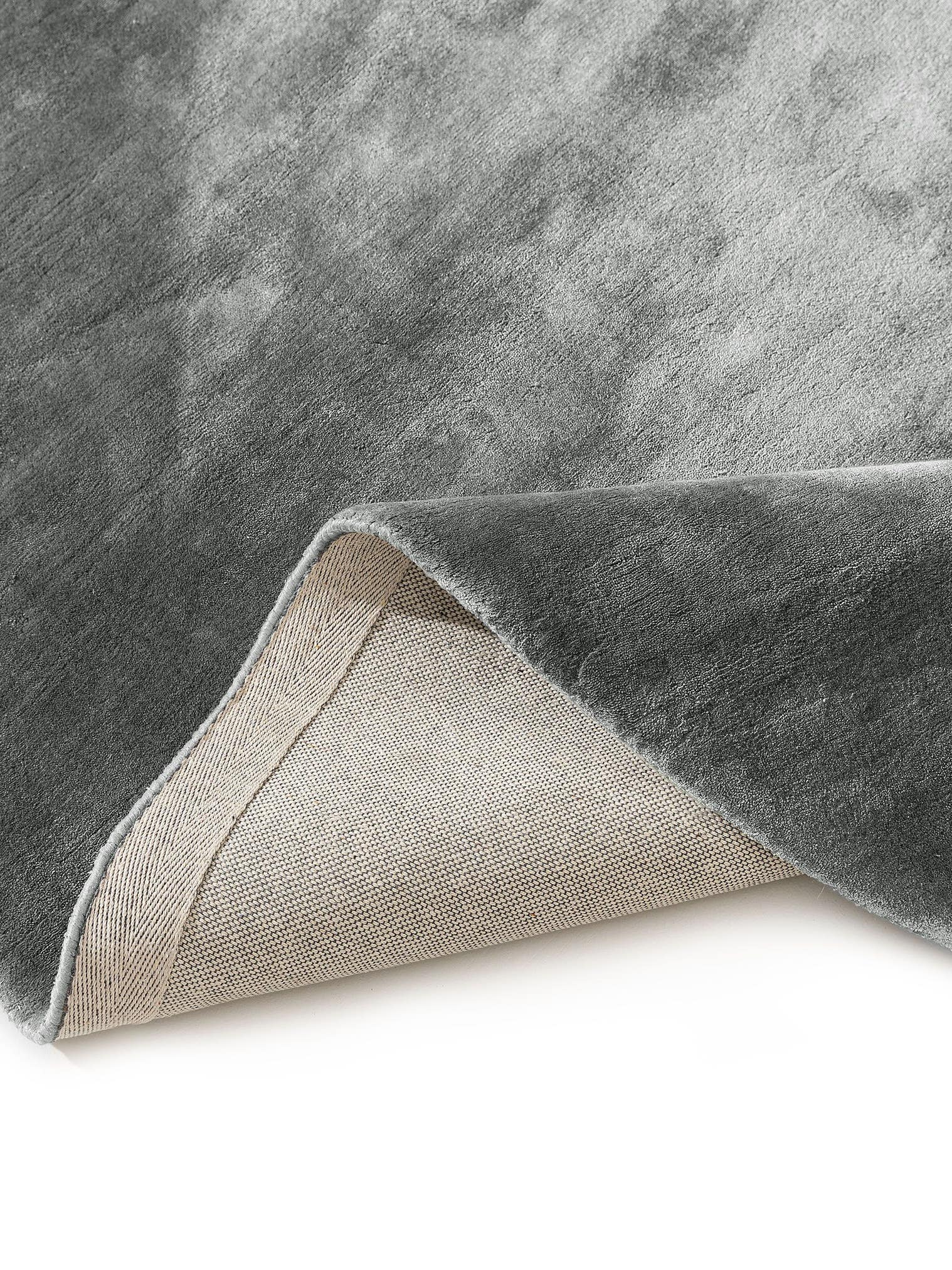 Teppich aus 100% Viskose in Beige mit 6 bis 10 mm hohem Flor von benuta Pure