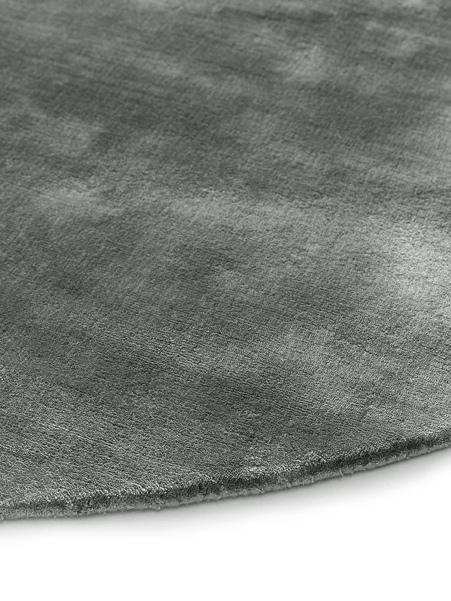 Teppich aus 100% Viskose in Beige mit 6 bis 10 mm hohem Flor von benuta Pure