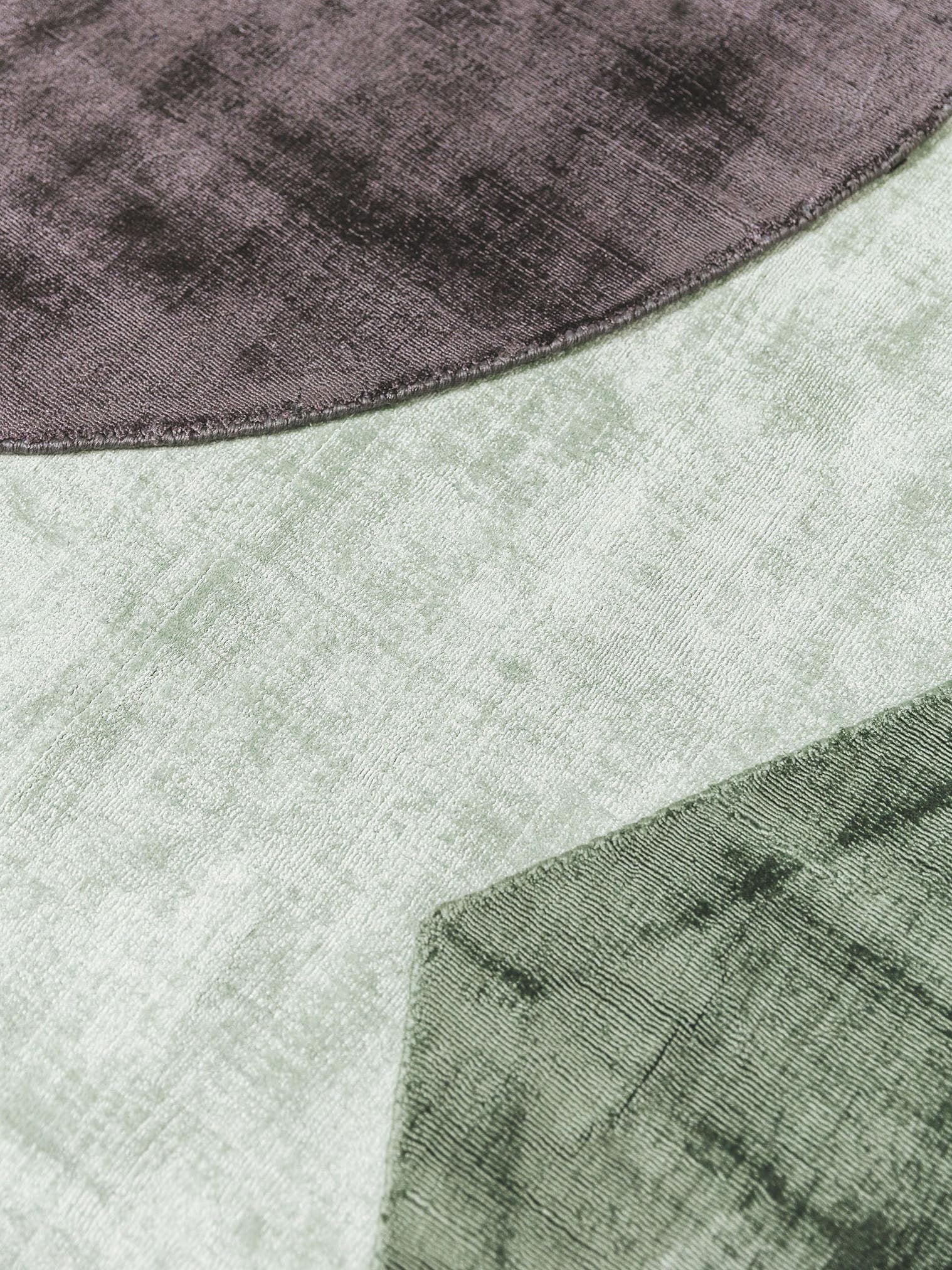 Teppich aus 100% Viskose in Beige mit 6 bis 10 mm hohem Flor von benuta Pure
