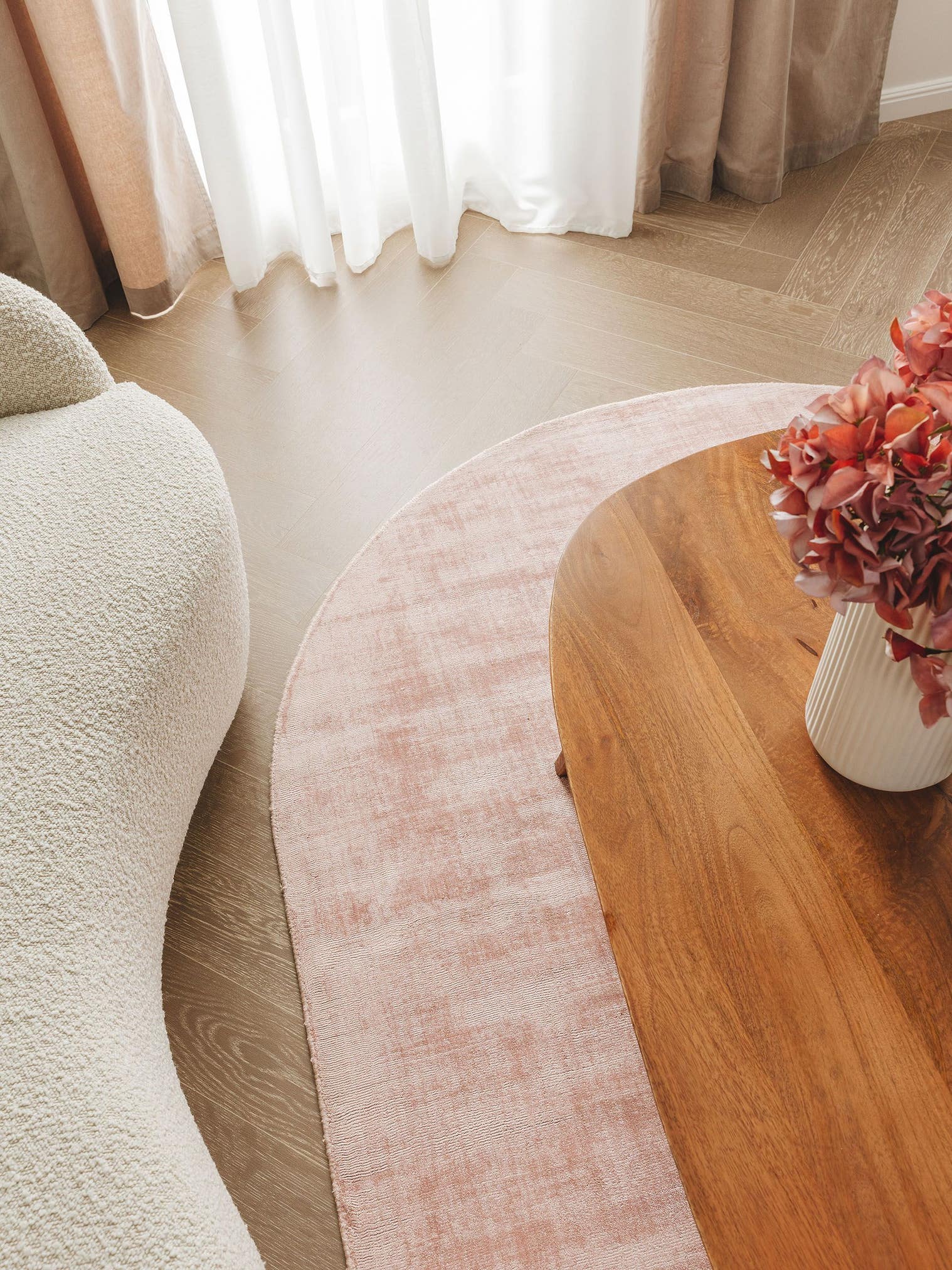 Teppich aus 100% Viskose in Rosa mit 6 bis 10 mm hohem Flor von benuta Pure