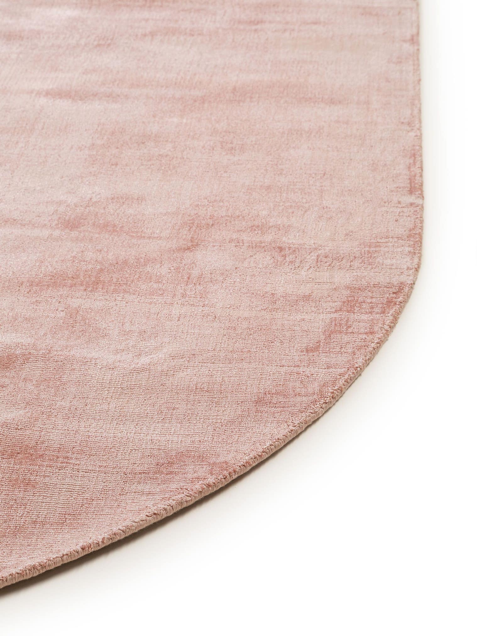 Teppich aus 100% Viskose in Rosa mit 6 bis 10 mm hohem Flor von benuta Pure